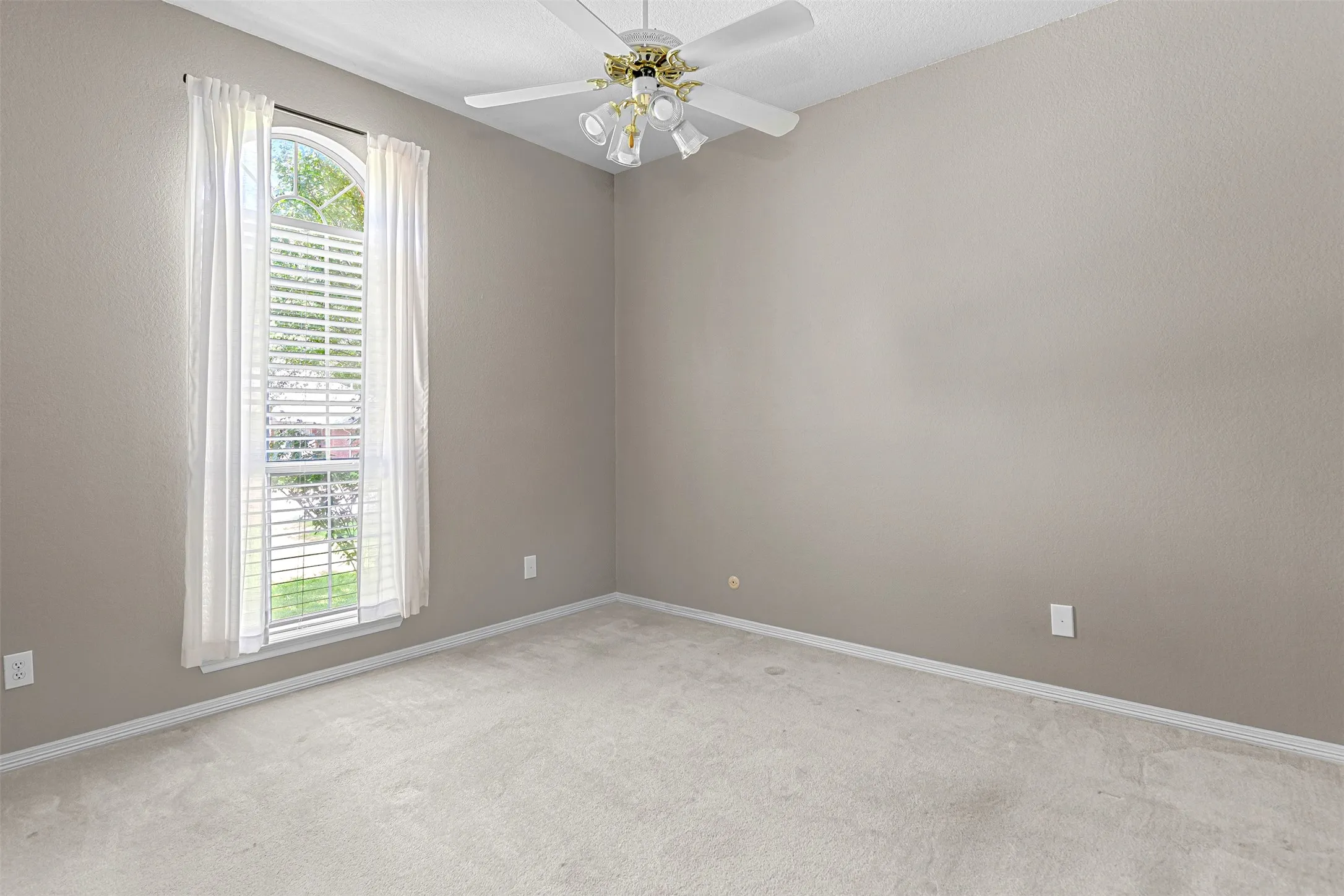 Single Family Residence For Sale in Tarrant County , 407 Dorcas Lane, Arlington, Texas 76013, 3 Bedroom, 2 Bathroom, 2 Garage spaces, 2,144 Sqft, built in 1991, mls#21326128, Real Estate Agent in Arlington, Homes For Sale in Tarrant county, Homes For Sale in Arlington, Realtor in Arlington Texas, Real Estate Brokerage Independent Realty Texas, Luminita Cordes Realtor
