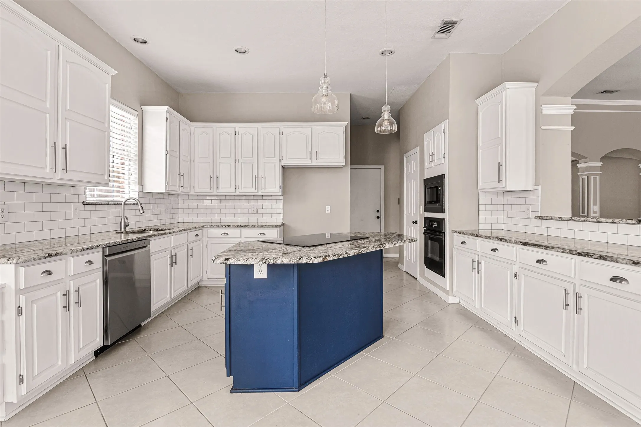 Single Family Residence For Sale in Tarrant County , 407 Dorcas Lane, Arlington, Texas 76013, 3 Bedroom, 2 Bathroom, 2 Garage spaces, 2,144 Sqft, built in 1991, mls#21326128, Real Estate Agent in Arlington, Homes For Sale in Tarrant county, Homes For Sale in Arlington, Realtor in Arlington Texas, Real Estate Brokerage Independent Realty Texas, Luminita Cordes Realtor