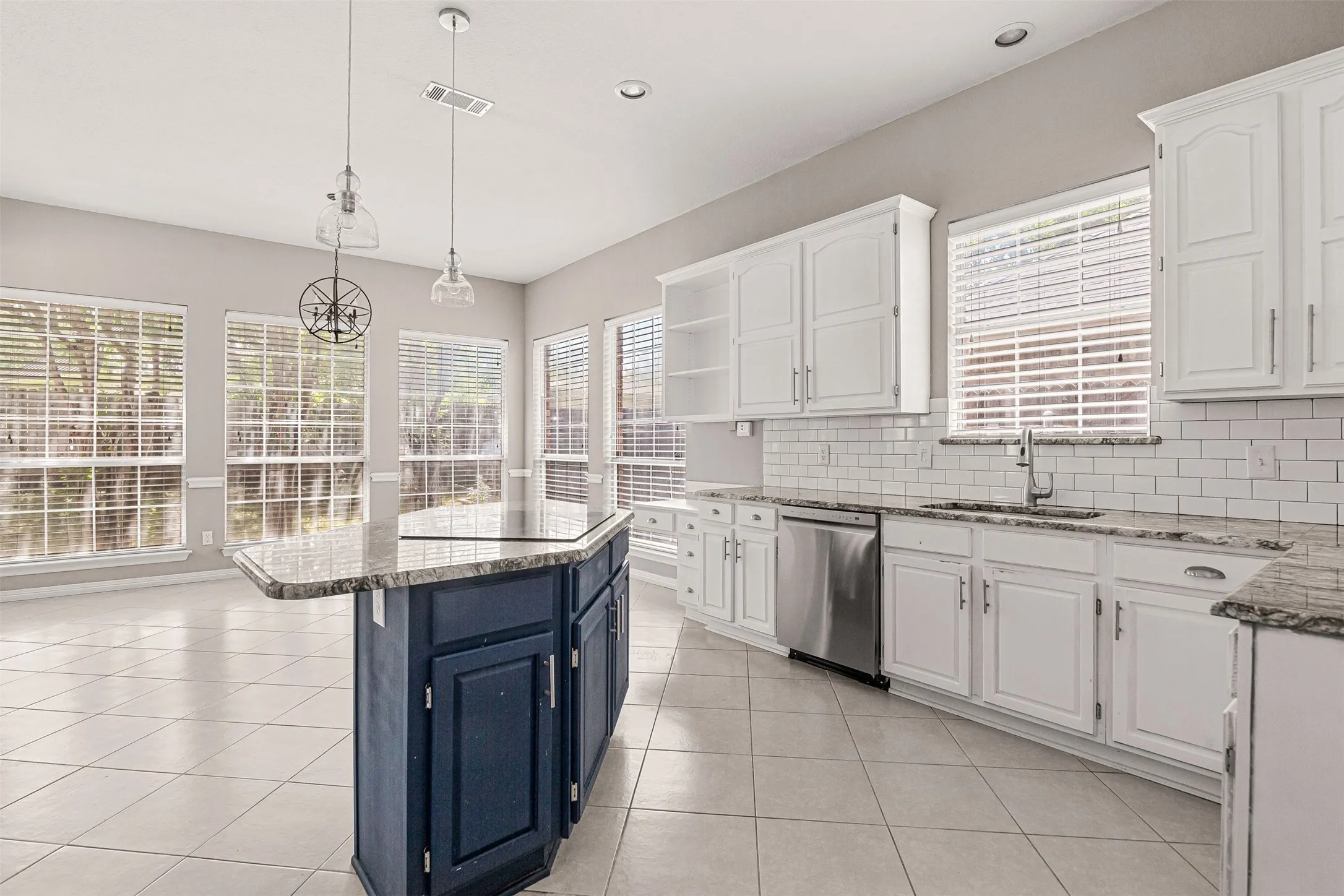Single Family Residence For Sale in Tarrant County , 407 Dorcas Lane, Arlington, Texas 76013, 3 Bedroom, 2 Bathroom, 2 Garage spaces, 2,144 Sqft, built in 1991, mls#21326128, Real Estate Agent in Arlington, Homes For Sale in Tarrant county, Homes For Sale in Arlington, Realtor in Arlington Texas, Real Estate Brokerage Independent Realty Texas, Luminita Cordes Realtor