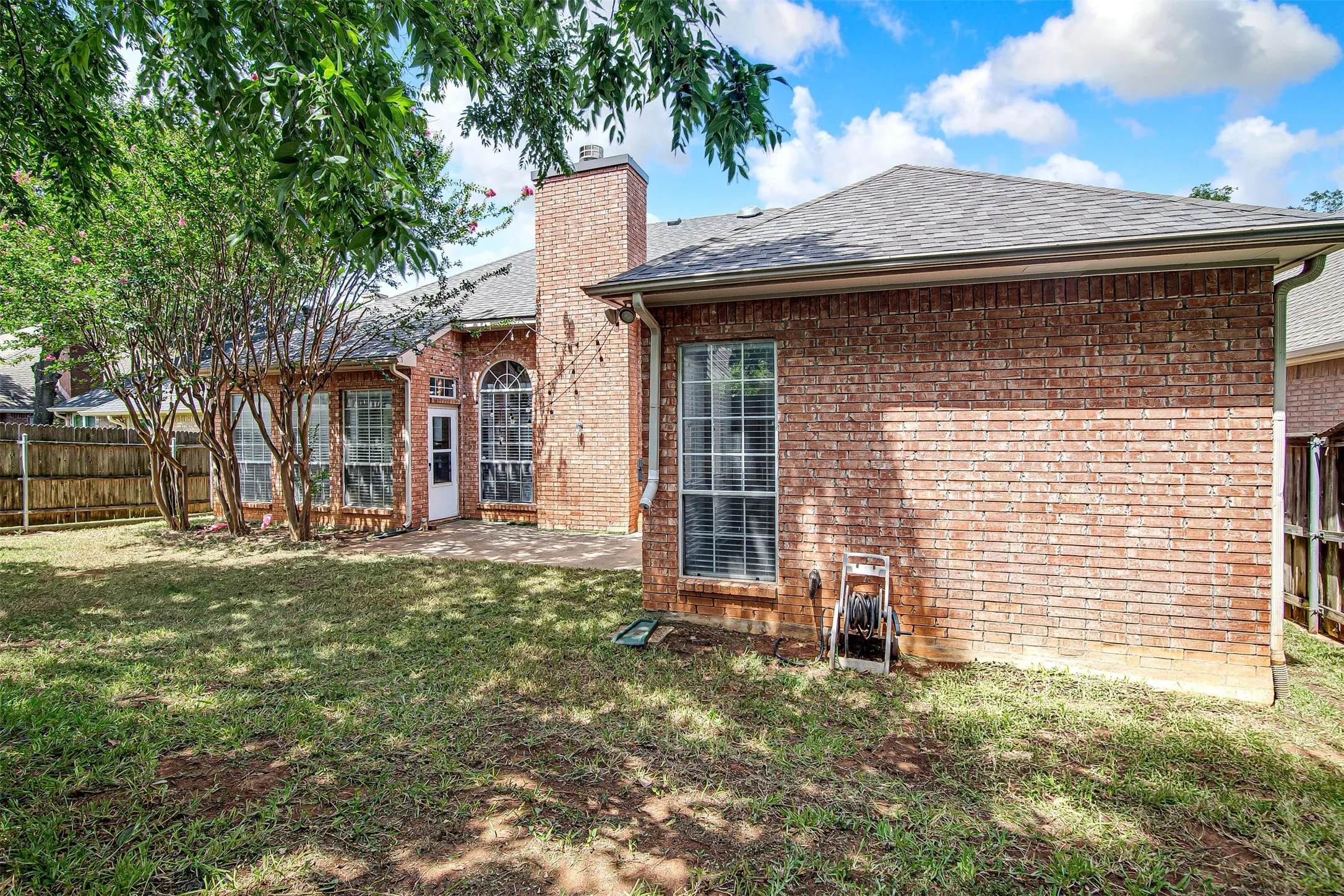 Single Family Residence For Sale in Tarrant County , 407 Dorcas Lane, Arlington, Texas 76013, 3 Bedroom, 2 Bathroom, 2 Garage spaces, 2,144 Sqft, built in 1991, mls#21326128, Real Estate Agent in Arlington, Homes For Sale in Tarrant county, Homes For Sale in Arlington, Realtor in Arlington Texas, Real Estate Brokerage Independent Realty Texas, Luminita Cordes Realtor