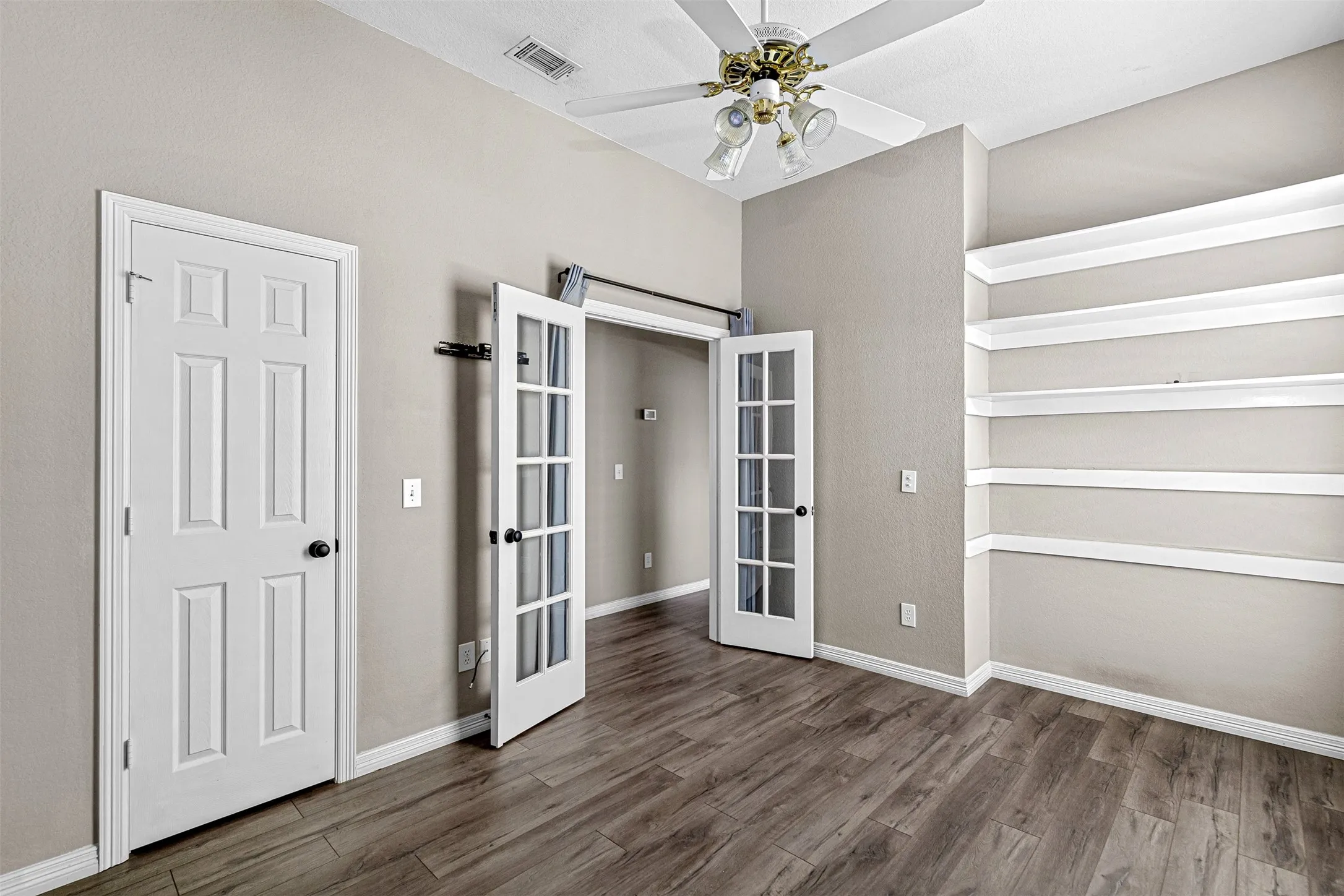 Single Family Residence For Sale in Tarrant County , 407 Dorcas Lane, Arlington, Texas 76013, 3 Bedroom, 2 Bathroom, 2 Garage spaces, 2,144 Sqft, built in 1991, mls#21326128, Real Estate Agent in Arlington, Homes For Sale in Tarrant county, Homes For Sale in Arlington, Realtor in Arlington Texas, Real Estate Brokerage Independent Realty Texas, Luminita Cordes Realtor
