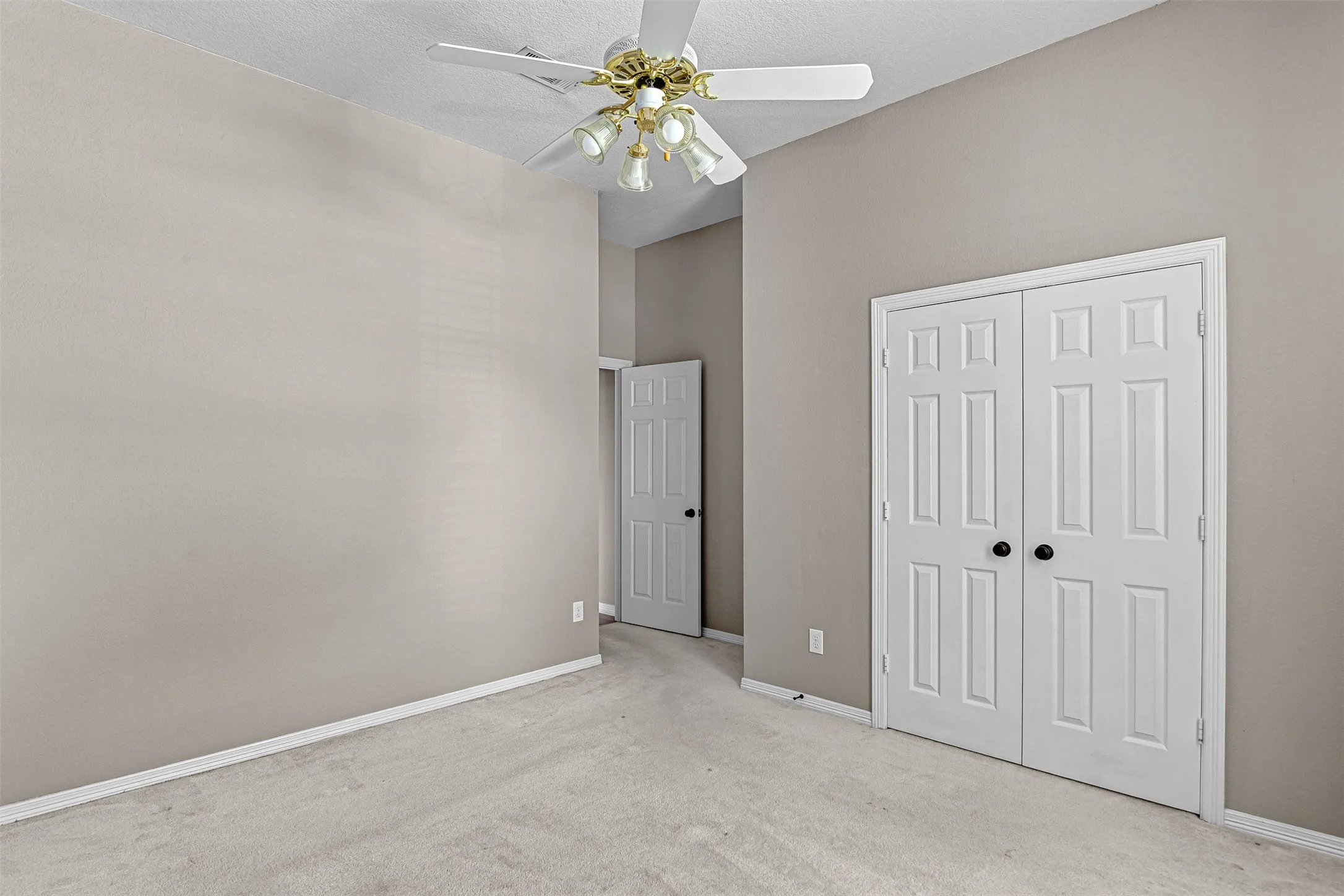 Single Family Residence For Sale in Tarrant County , 407 Dorcas Lane, Arlington, Texas 76013, 3 Bedroom, 2 Bathroom, 2 Garage spaces, 2,144 Sqft, built in 1991, mls#21326128, Real Estate Agent in Arlington, Homes For Sale in Tarrant county, Homes For Sale in Arlington, Realtor in Arlington Texas, Real Estate Brokerage Independent Realty Texas, Luminita Cordes Realtor