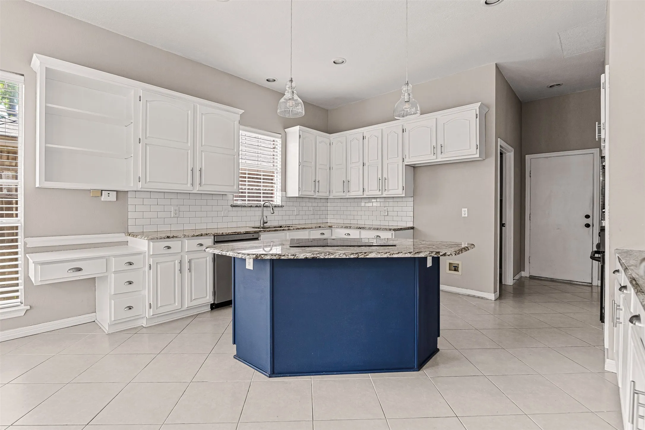 Single Family Residence For Sale in Tarrant County , 407 Dorcas Lane, Arlington, Texas 76013, 3 Bedroom, 2 Bathroom, 2 Garage spaces, 2,144 Sqft, built in 1991, mls#21326128, Real Estate Agent in Arlington, Homes For Sale in Tarrant county, Homes For Sale in Arlington, Realtor in Arlington Texas, Real Estate Brokerage Independent Realty Texas, Luminita Cordes Realtor