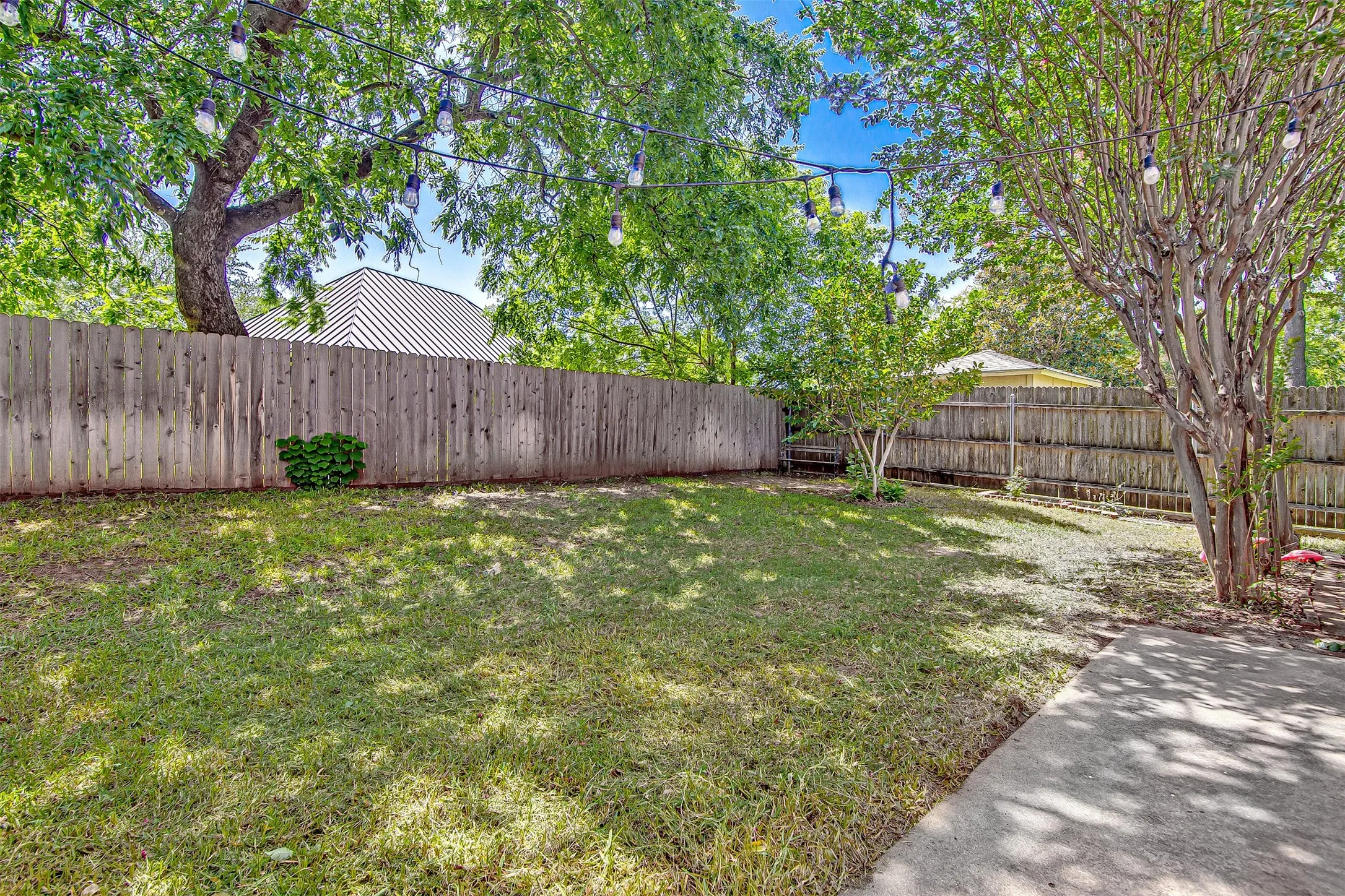 Single Family Residence For Sale in Tarrant County , 407 Dorcas Lane, Arlington, Texas 76013, 3 Bedroom, 2 Bathroom, 2 Garage spaces, 2,144 Sqft, built in 1991, mls#21326128, Real Estate Agent in Arlington, Homes For Sale in Tarrant county, Homes For Sale in Arlington, Realtor in Arlington Texas, Real Estate Brokerage Independent Realty Texas, Luminita Cordes Realtor