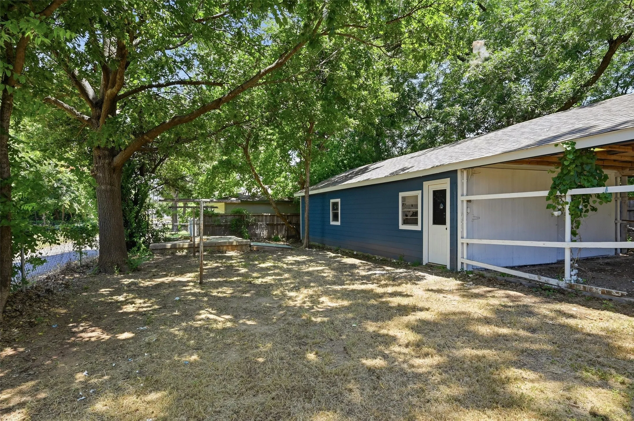 Single Family Residence For Sale in Grayson County , 201 Mineral Street, Whitesboro, Texas 76273, 2 Bedroom, 1 Bathroom, Garage spaces, 876 Sqft, built in 1950, mls#21325911, Real Estate Agent in Whitesboro, Homes For Sale in Grayson county, Homes For Sale in Whitesboro, Realtor in Whitesboro Texas, Real Estate Brokerage Independent Realty Texas, Luminita Cordes Realtor