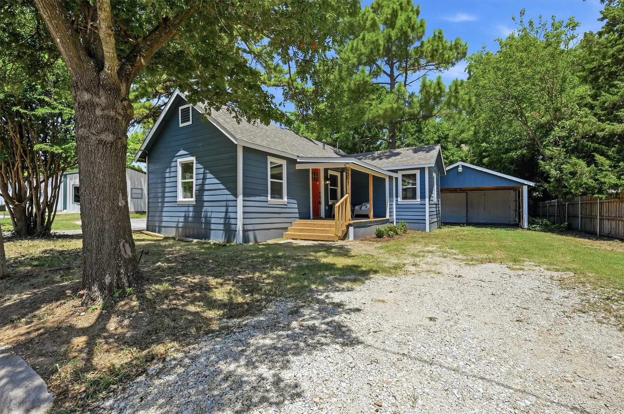 Single Family Residence For Sale in Grayson County , 201 Mineral Street, Whitesboro, Texas 76273, 2 Bedroom, 1 Bathroom, Garage spaces, 876 Sqft, built in 1950, mls#21325911, Real Estate Agent in Whitesboro, Homes For Sale in Grayson county, Homes For Sale in Whitesboro, Realtor in Whitesboro Texas, Real Estate Brokerage Independent Realty Texas, Luminita Cordes Realtor