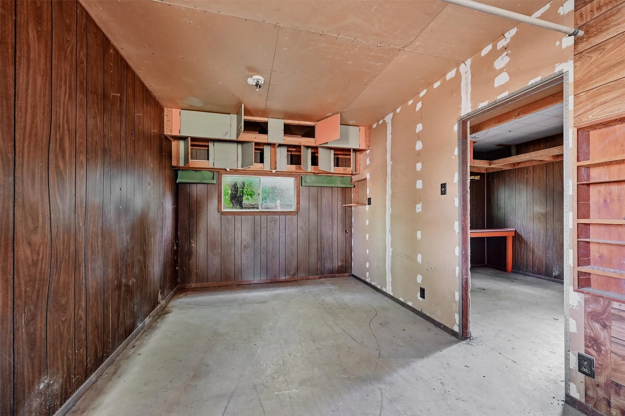 Single Family Residence For Sale in Grayson County , 201 Mineral Street, Whitesboro, Texas 76273, 2 Bedroom, 1 Bathroom, Garage spaces, 876 Sqft, built in 1950, mls#21325911, Real Estate Agent in Whitesboro, Homes For Sale in Grayson county, Homes For Sale in Whitesboro, Realtor in Whitesboro Texas, Real Estate Brokerage Independent Realty Texas, Luminita Cordes Realtor