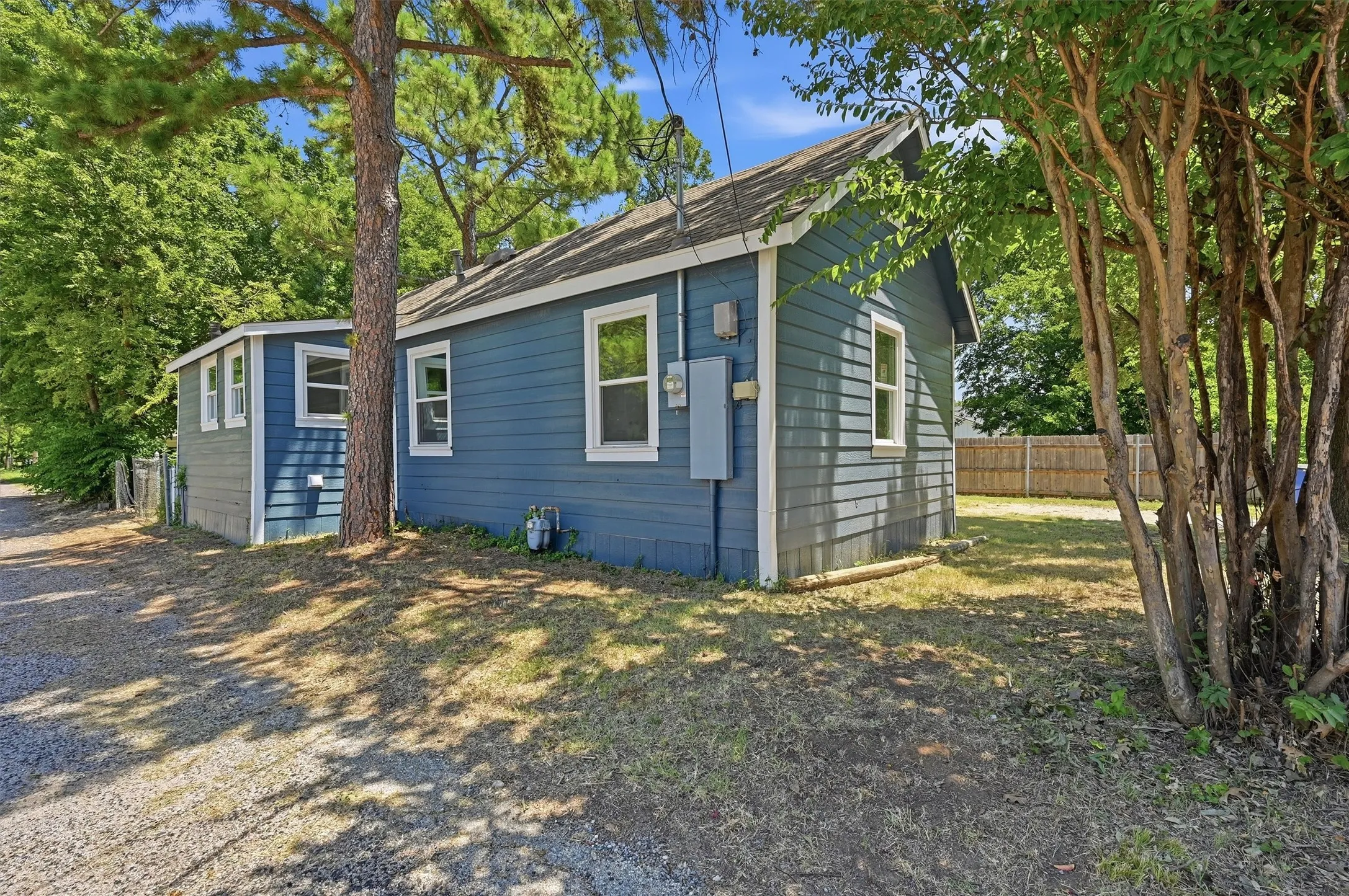 Single Family Residence For Sale in Grayson County , 201 Mineral Street, Whitesboro, Texas 76273, 2 Bedroom, 1 Bathroom, Garage spaces, 876 Sqft, built in 1950, mls#21325911, Real Estate Agent in Whitesboro, Homes For Sale in Grayson county, Homes For Sale in Whitesboro, Realtor in Whitesboro Texas, Real Estate Brokerage Independent Realty Texas, Luminita Cordes Realtor