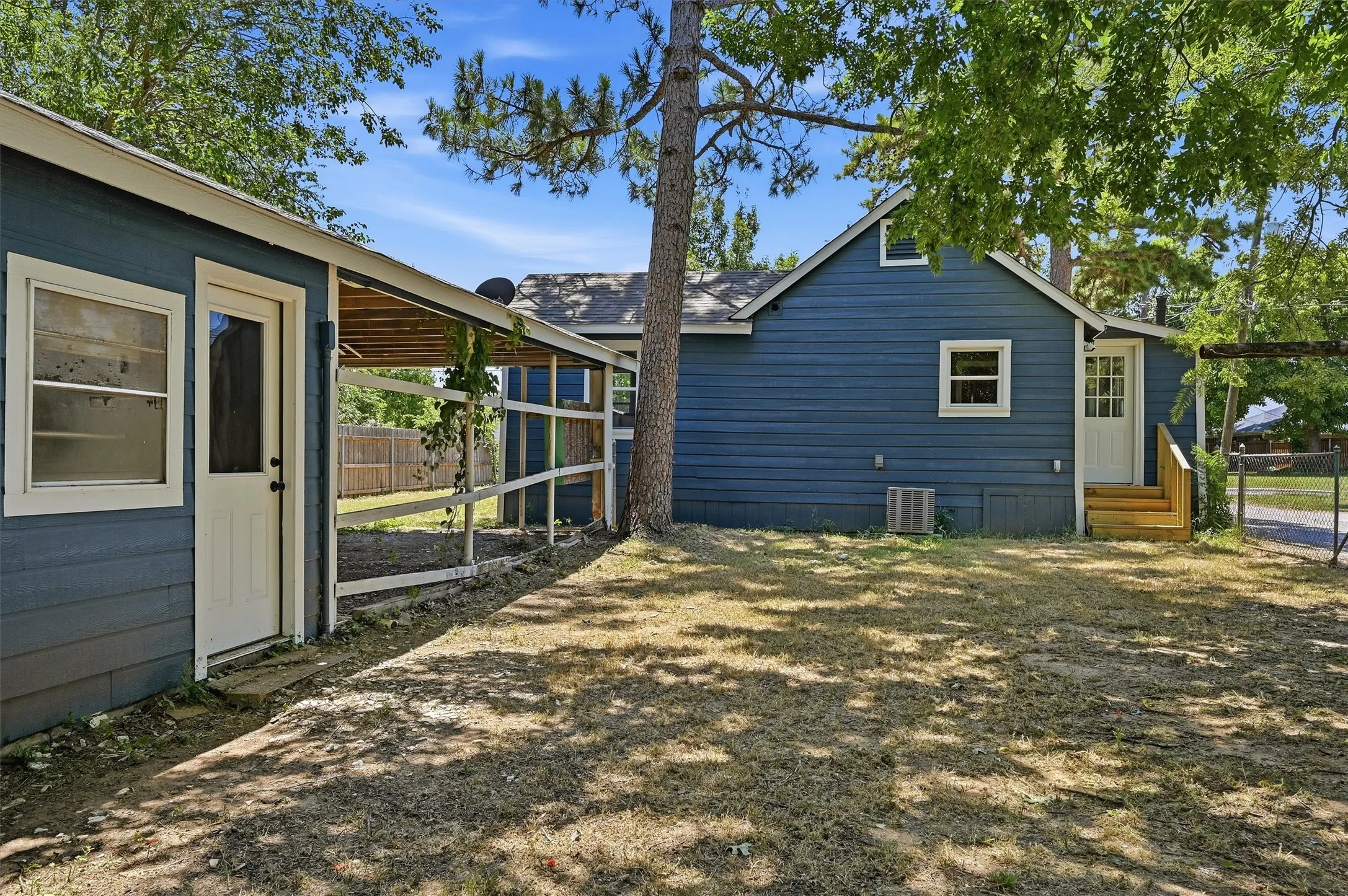 Single Family Residence For Sale in Grayson County , 201 Mineral Street, Whitesboro, Texas 76273, 2 Bedroom, 1 Bathroom, Garage spaces, 876 Sqft, built in 1950, mls#21325911, Real Estate Agent in Whitesboro, Homes For Sale in Grayson county, Homes For Sale in Whitesboro, Realtor in Whitesboro Texas, Real Estate Brokerage Independent Realty Texas, Luminita Cordes Realtor