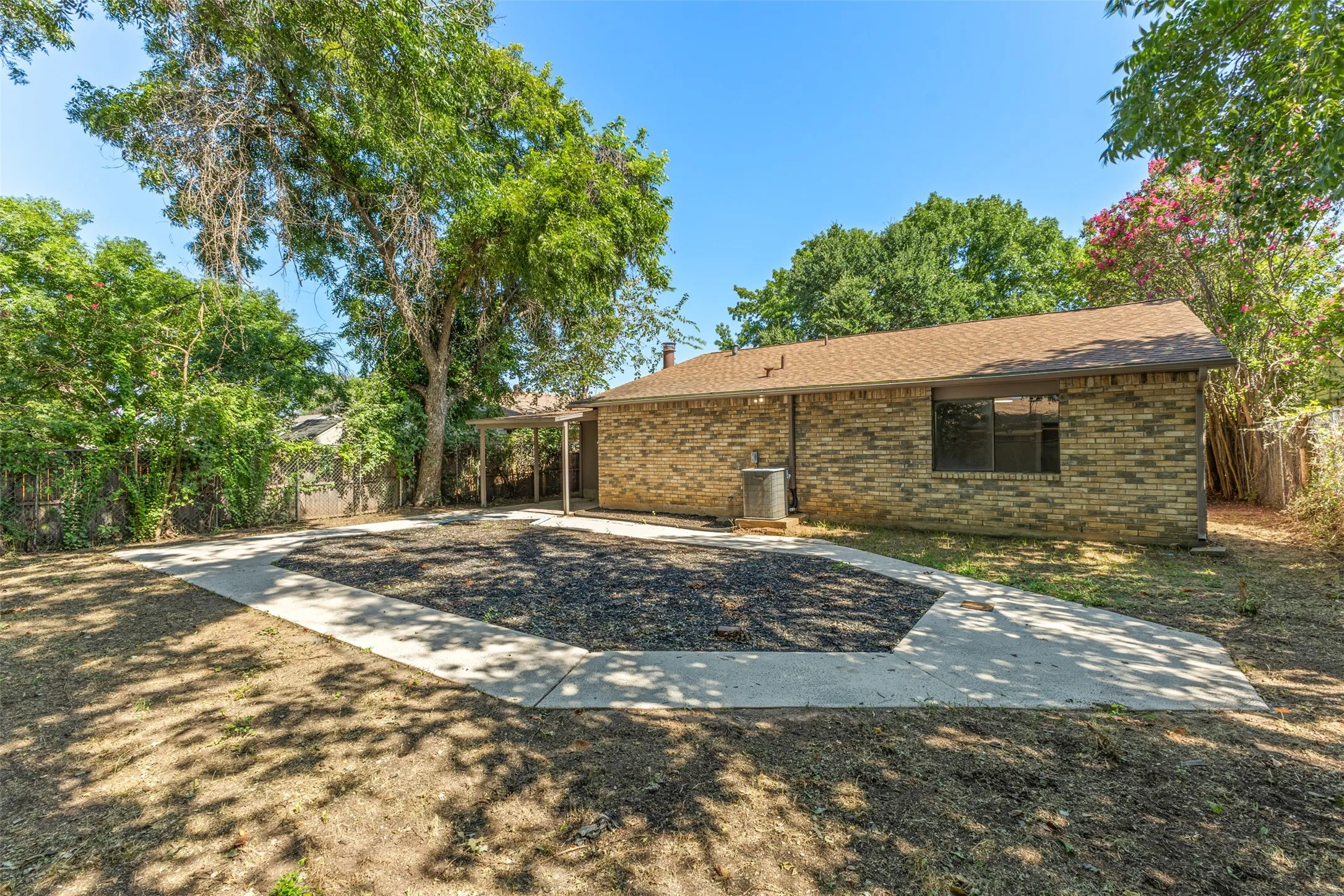 Single Family Residence For Sale in Tarrant County , 7616 Woodfield Road, Fort Worth, Texas 76112, 3 Bedroom, 2 Bathroom, 1 Garage spaces, 1,545 Sqft, built in 1978, mls#21325879, Real Estate Agent in Fort Worth, Homes For Sale in Tarrant county, Homes For Sale in Fort Worth, Realtor in Fort Worth Texas, Real Estate Brokerage Independent Realty Texas, Luminita Cordes Realtor
