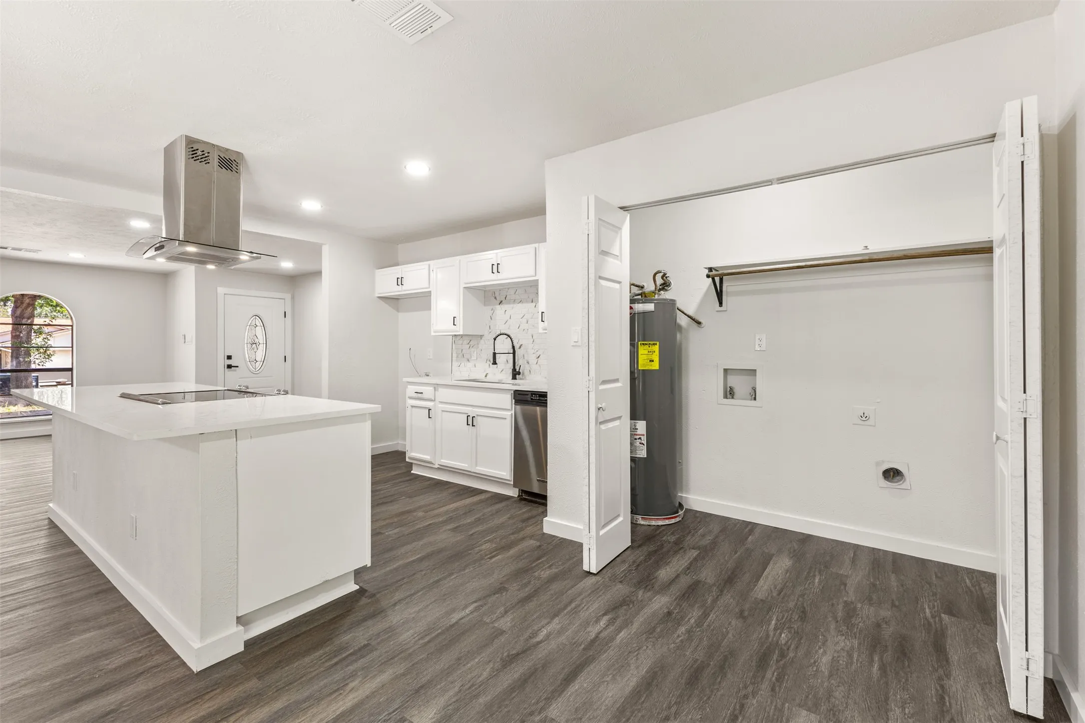 Single Family Residence For Sale in Tarrant County , 7616 Woodfield Road, Fort Worth, Texas 76112, 3 Bedroom, 2 Bathroom, 1 Garage spaces, 1,545 Sqft, built in 1978, mls#21325879, Real Estate Agent in Fort Worth, Homes For Sale in Tarrant county, Homes For Sale in Fort Worth, Realtor in Fort Worth Texas, Real Estate Brokerage Independent Realty Texas, Luminita Cordes Realtor