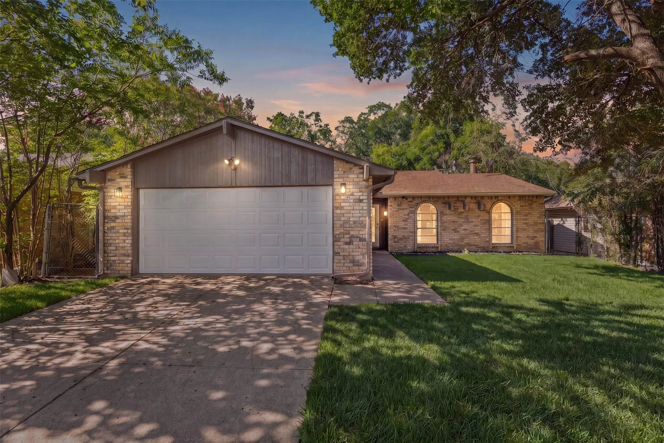 Single Family Residence For Sale in Tarrant County , 7616 Woodfield Road, Fort Worth, Texas 76112, 3 Bedroom, 2 Bathroom, 1 Garage spaces, 1,545 Sqft, built in 1978, mls#21325879, Real Estate Agent in Fort Worth, Homes For Sale in Tarrant county, Homes For Sale in Fort Worth, Realtor in Fort Worth Texas, Real Estate Brokerage Independent Realty Texas, Luminita Cordes Realtor