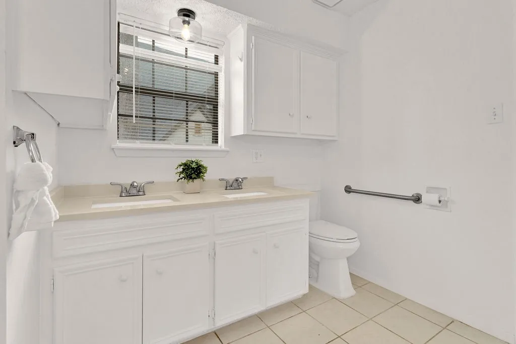 Single Family Residence For Sale in Smith County , 304 Harmony Lane, Hideaway, Texas 75771, 5 Bedroom, 3 Bathroom, 2 Garage spaces, 3,128 Sqft, built in 1984, mls#21326162, Real Estate Agent in Hideaway, Homes For Sale in Smith county, Homes For Sale in Hideaway, Realtor in Hideaway Texas, Real Estate Brokerage Independent Realty Texas, Luminita Cordes Realtor