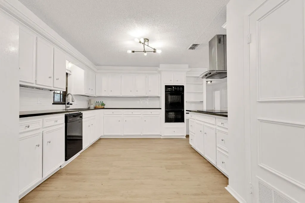 Single Family Residence For Sale in Smith County , 304 Harmony Lane, Hideaway, Texas 75771, 5 Bedroom, 3 Bathroom, 2 Garage spaces, 3,128 Sqft, built in 1984, mls#21326162, Real Estate Agent in Hideaway, Homes For Sale in Smith county, Homes For Sale in Hideaway, Realtor in Hideaway Texas, Real Estate Brokerage Independent Realty Texas, Luminita Cordes Realtor