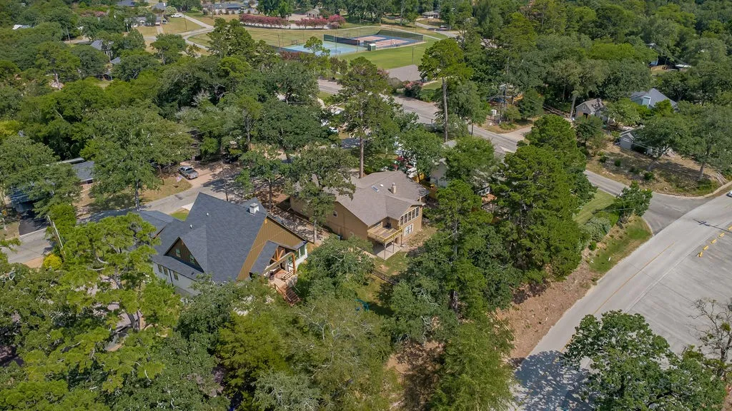 Single Family Residence For Sale in Smith County , 304 Harmony Lane, Hideaway, Texas 75771, 5 Bedroom, 3 Bathroom, 2 Garage spaces, 3,128 Sqft, built in 1984, mls#21326162, Real Estate Agent in Hideaway, Homes For Sale in Smith county, Homes For Sale in Hideaway, Realtor in Hideaway Texas, Real Estate Brokerage Independent Realty Texas, Luminita Cordes Realtor