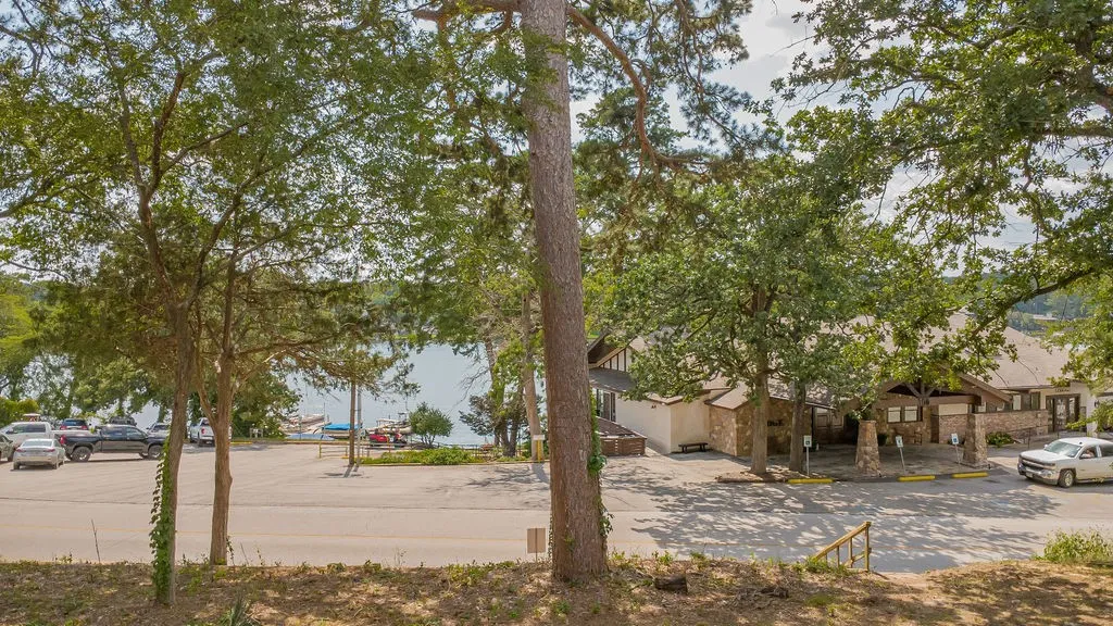 Single Family Residence For Sale in Smith County , 304 Harmony Lane, Hideaway, Texas 75771, 5 Bedroom, 3 Bathroom, 2 Garage spaces, 3,128 Sqft, built in 1984, mls#21326162, Real Estate Agent in Hideaway, Homes For Sale in Smith county, Homes For Sale in Hideaway, Realtor in Hideaway Texas, Real Estate Brokerage Independent Realty Texas, Luminita Cordes Realtor