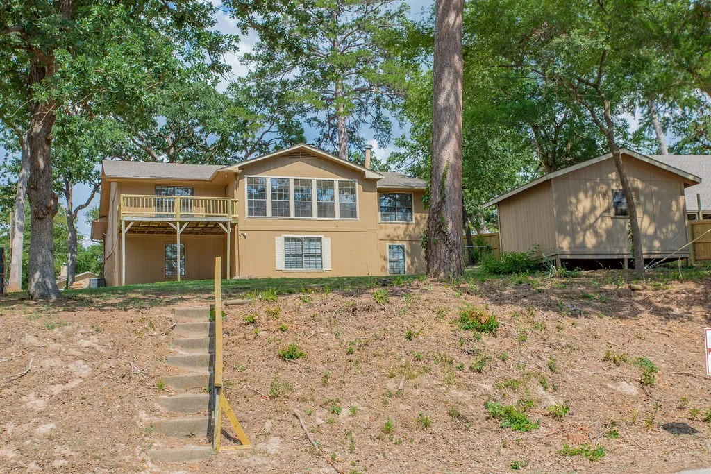 Single Family Residence For Sale in Smith County , 304 Harmony Lane, Hideaway, Texas 75771, 5 Bedroom, 3 Bathroom, 2 Garage spaces, 3,128 Sqft, built in 1984, mls#21326162, Real Estate Agent in Hideaway, Homes For Sale in Smith county, Homes For Sale in Hideaway, Realtor in Hideaway Texas, Real Estate Brokerage Independent Realty Texas, Luminita Cordes Realtor