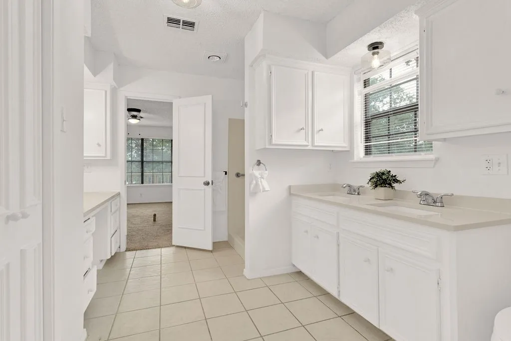 Single Family Residence For Sale in Smith County , 304 Harmony Lane, Hideaway, Texas 75771, 5 Bedroom, 3 Bathroom, 2 Garage spaces, 3,128 Sqft, built in 1984, mls#21326162, Real Estate Agent in Hideaway, Homes For Sale in Smith county, Homes For Sale in Hideaway, Realtor in Hideaway Texas, Real Estate Brokerage Independent Realty Texas, Luminita Cordes Realtor