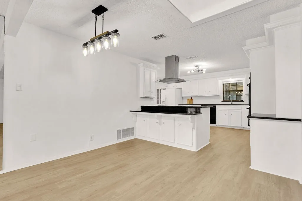 Single Family Residence For Sale in Smith County , 304 Harmony Lane, Hideaway, Texas 75771, 5 Bedroom, 3 Bathroom, 2 Garage spaces, 3,128 Sqft, built in 1984, mls#21326162, Real Estate Agent in Hideaway, Homes For Sale in Smith county, Homes For Sale in Hideaway, Realtor in Hideaway Texas, Real Estate Brokerage Independent Realty Texas, Luminita Cordes Realtor