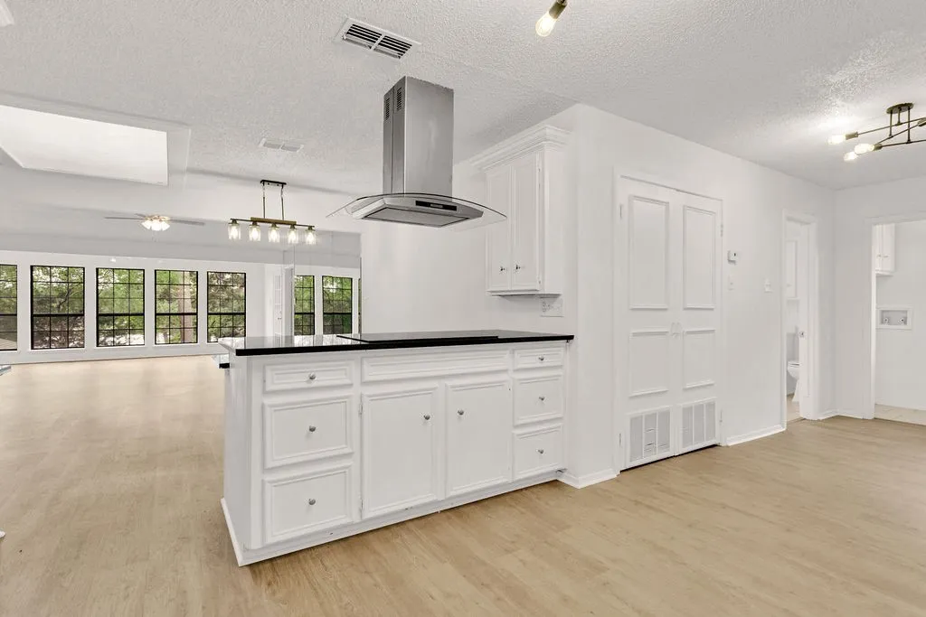 Single Family Residence For Sale in Smith County , 304 Harmony Lane, Hideaway, Texas 75771, 5 Bedroom, 3 Bathroom, 2 Garage spaces, 3,128 Sqft, built in 1984, mls#21326162, Real Estate Agent in Hideaway, Homes For Sale in Smith county, Homes For Sale in Hideaway, Realtor in Hideaway Texas, Real Estate Brokerage Independent Realty Texas, Luminita Cordes Realtor