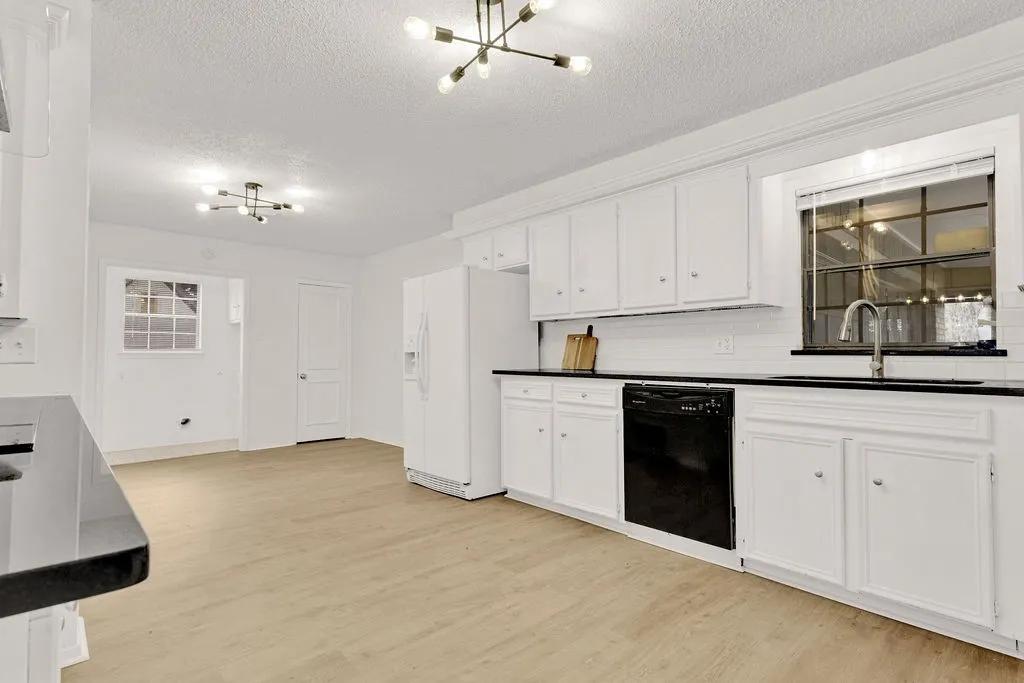 Single Family Residence For Sale in Smith County , 304 Harmony Lane, Hideaway, Texas 75771, 5 Bedroom, 3 Bathroom, 2 Garage spaces, 3,128 Sqft, built in 1984, mls#21326162, Real Estate Agent in Hideaway, Homes For Sale in Smith county, Homes For Sale in Hideaway, Realtor in Hideaway Texas, Real Estate Brokerage Independent Realty Texas, Luminita Cordes Realtor