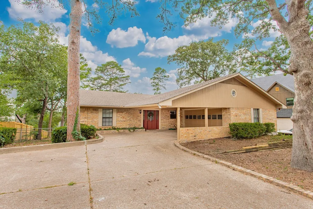 Single Family Residence For Sale in Smith County , 304 Harmony Lane, Hideaway, Texas 75771, 5 Bedroom, 3 Bathroom, 2 Garage spaces, 3,128 Sqft, built in 1984, mls#21326162, Real Estate Agent in Hideaway, Homes For Sale in Smith county, Homes For Sale in Hideaway, Realtor in Hideaway Texas, Real Estate Brokerage Independent Realty Texas, Luminita Cordes Realtor