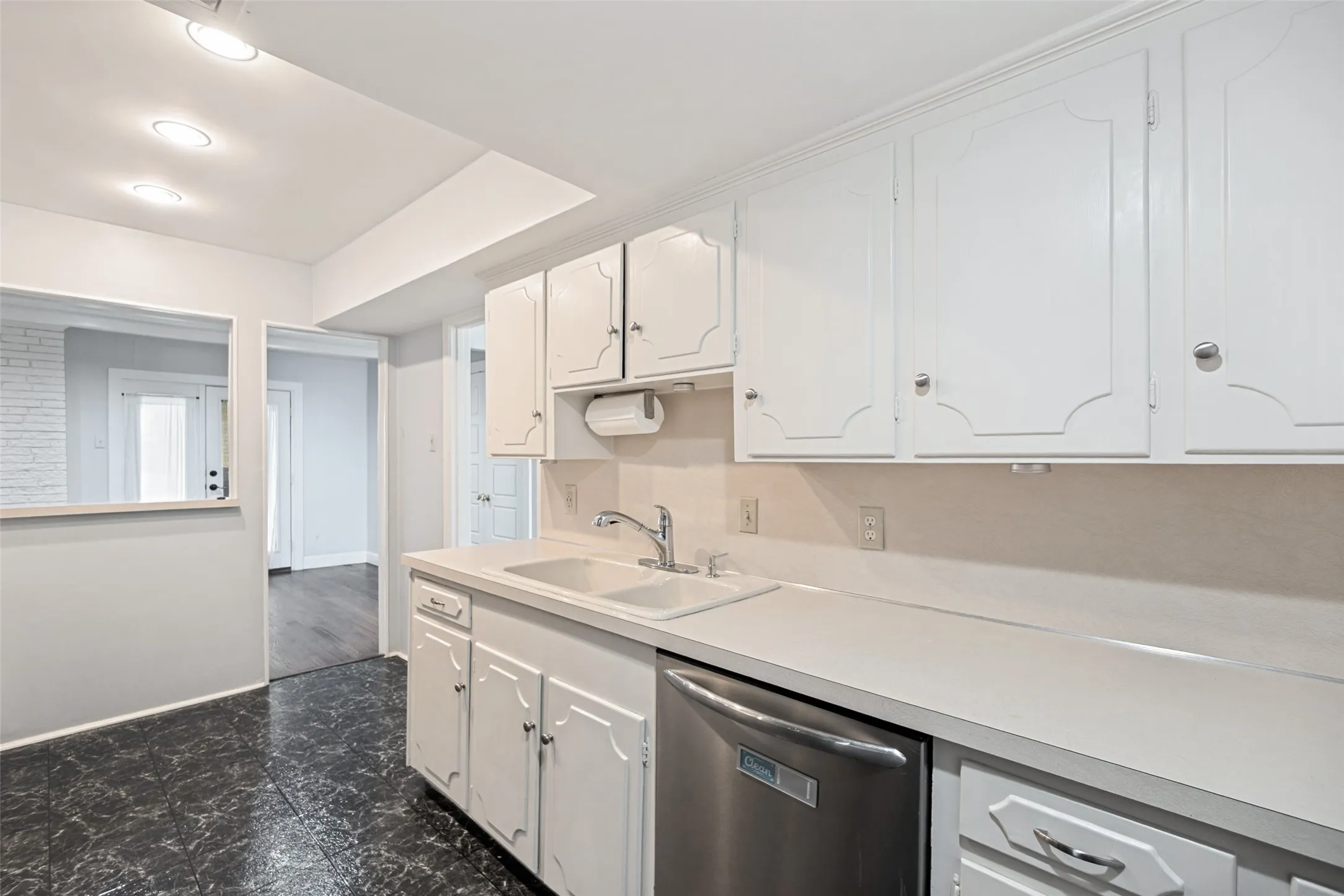 Condominium For Sale in Dallas County , 4819 Skillman Street 108, Dallas, Texas 75206, 2 Bedroom, 2 Bathroom, Garage spaces, 1,555 Sqft, built in 1963, mls#21324551, Real Estate Agent in Dallas, Homes For Sale in Dallas county, Homes For Sale in Dallas, Realtor in Dallas Texas, Real Estate Brokerage Independent Realty Texas, Luminita Cordes Realtor