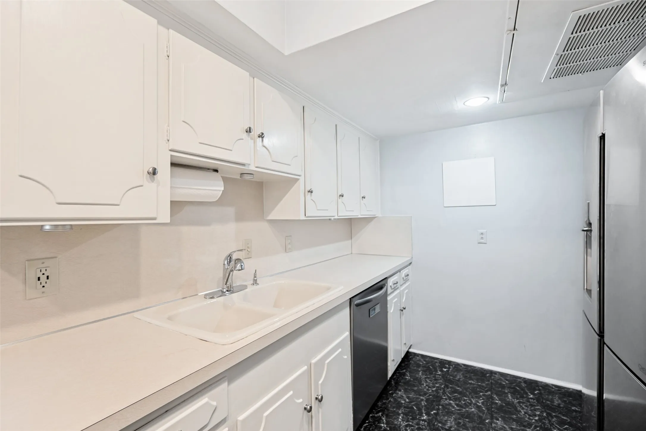 Condominium For Sale in Dallas County , 4819 Skillman Street 108, Dallas, Texas 75206, 2 Bedroom, 2 Bathroom, Garage spaces, 1,555 Sqft, built in 1963, mls#21324551, Real Estate Agent in Dallas, Homes For Sale in Dallas county, Homes For Sale in Dallas, Realtor in Dallas Texas, Real Estate Brokerage Independent Realty Texas, Luminita Cordes Realtor