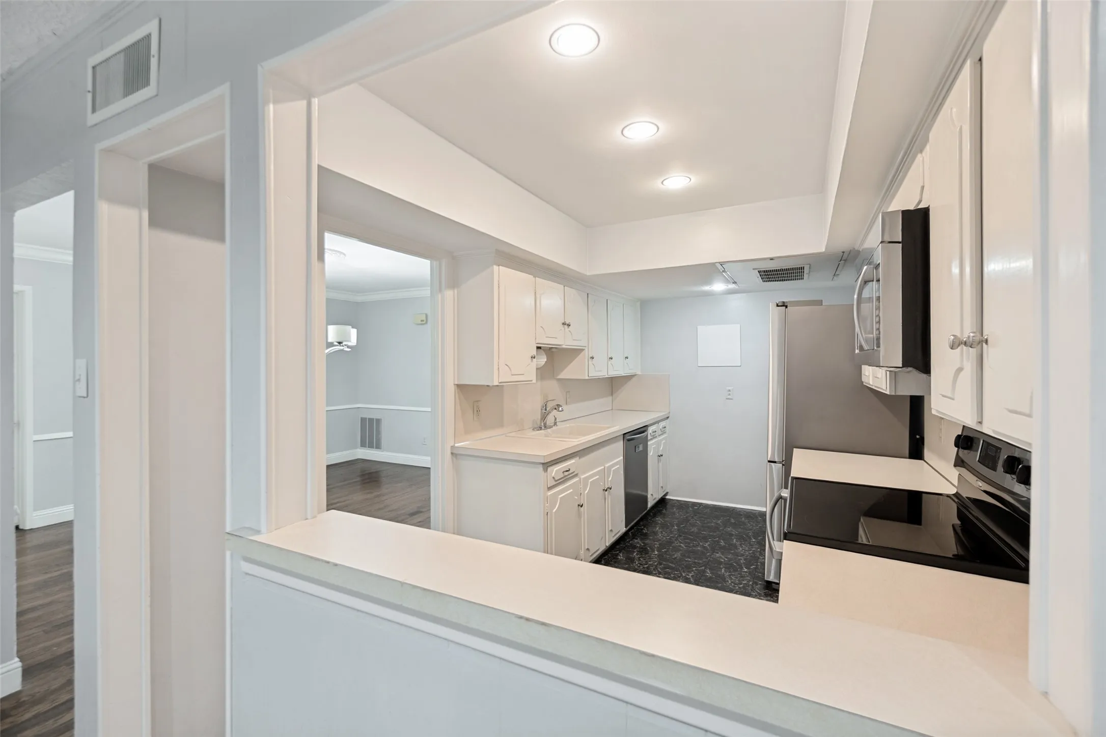 Condominium For Sale in Dallas County , 4819 Skillman Street 108, Dallas, Texas 75206, 2 Bedroom, 2 Bathroom, Garage spaces, 1,555 Sqft, built in 1963, mls#21324551, Real Estate Agent in Dallas, Homes For Sale in Dallas county, Homes For Sale in Dallas, Realtor in Dallas Texas, Real Estate Brokerage Independent Realty Texas, Luminita Cordes Realtor