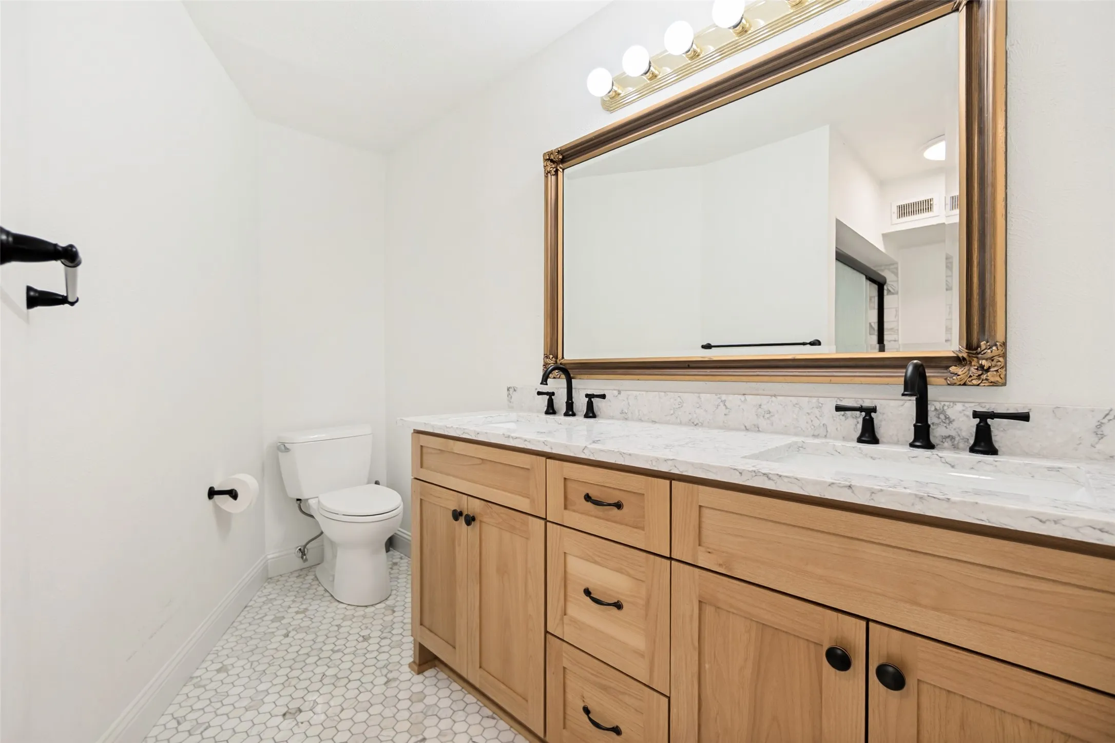 Condominium For Sale in Dallas County , 4819 Skillman Street 108, Dallas, Texas 75206, 2 Bedroom, 2 Bathroom, Garage spaces, 1,555 Sqft, built in 1963, mls#21324551, Real Estate Agent in Dallas, Homes For Sale in Dallas county, Homes For Sale in Dallas, Realtor in Dallas Texas, Real Estate Brokerage Independent Realty Texas, Luminita Cordes Realtor