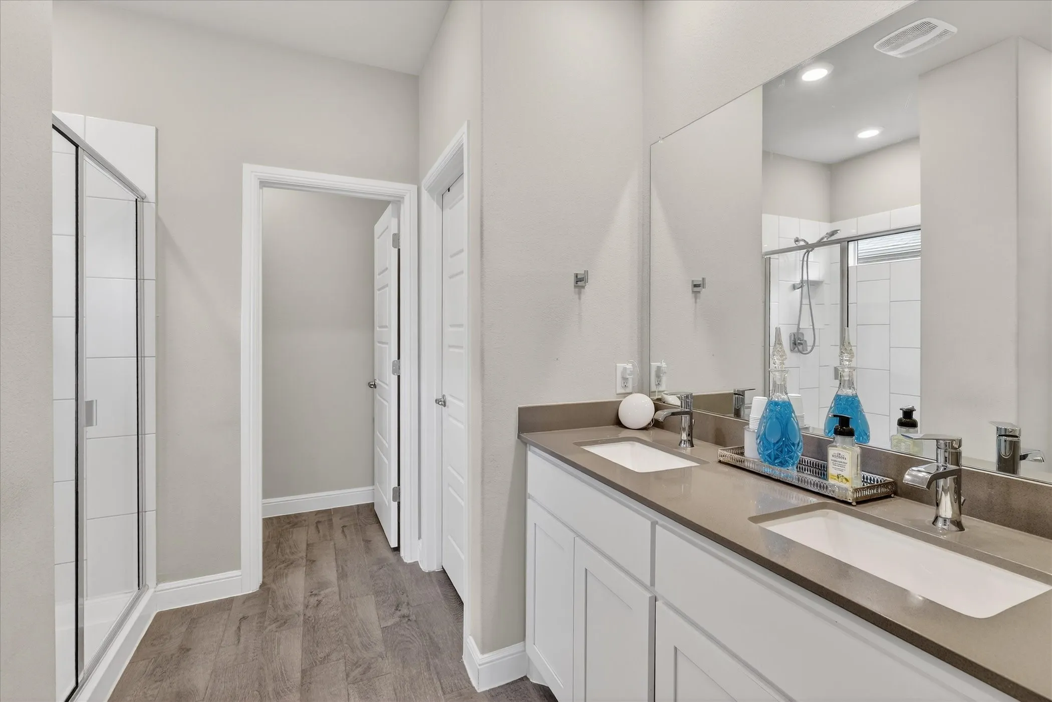 Dual vanity with integrated sinks and a large frameless mirror