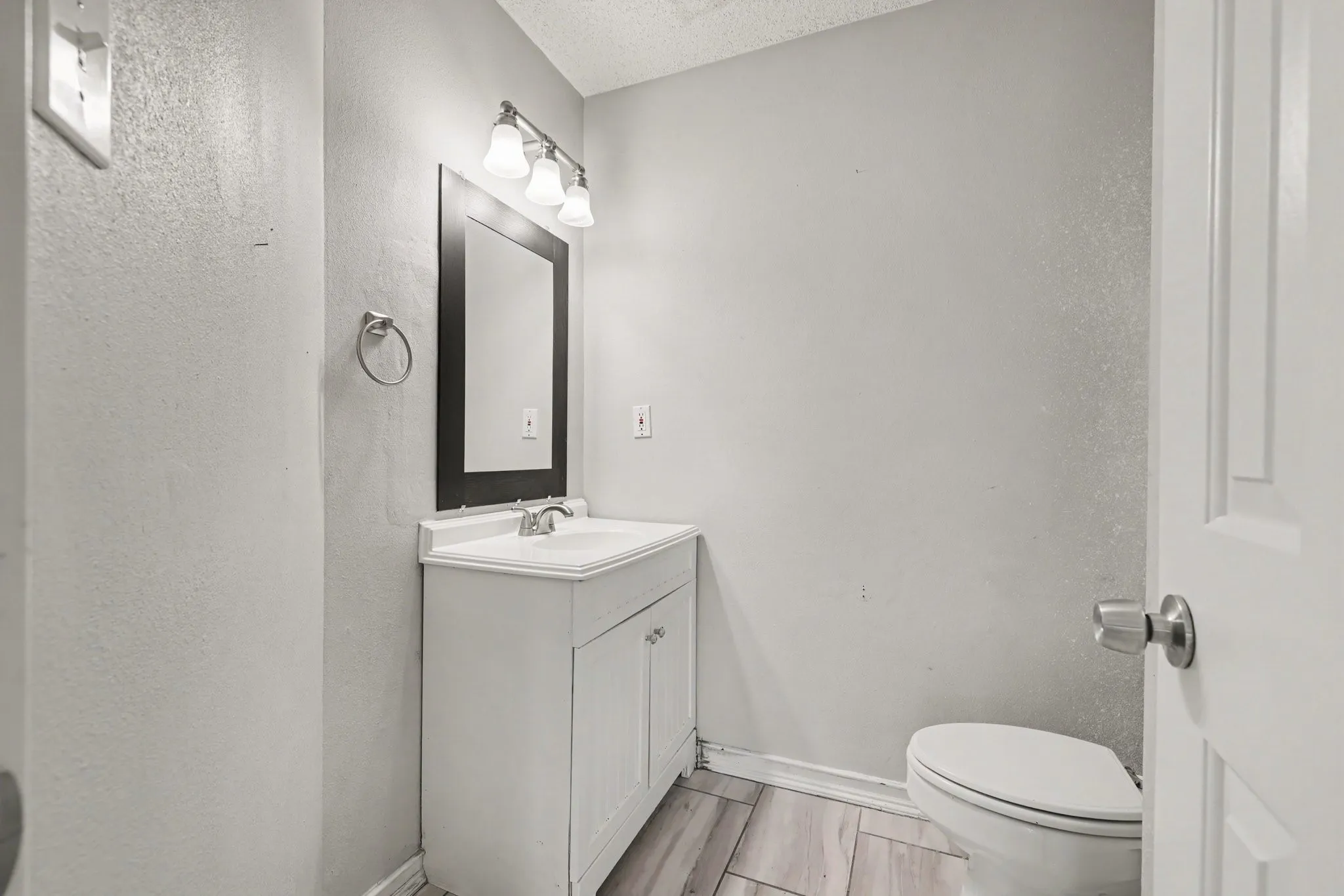 Single Family Residence For Sale in Collin County , 6705 Ashglen Place, Plano, Texas 75023, 4 Bedroom, 4 Bathroom, 2 Garage spaces, 2,314 Sqft, built in 1991, mls#21324831, Real Estate Agent in Plano, Homes For Sale in Collin county, Homes For Sale in Plano, Realtor in Plano Texas, Real Estate Brokerage Independent Realty Texas, Luminita Cordes Realtor