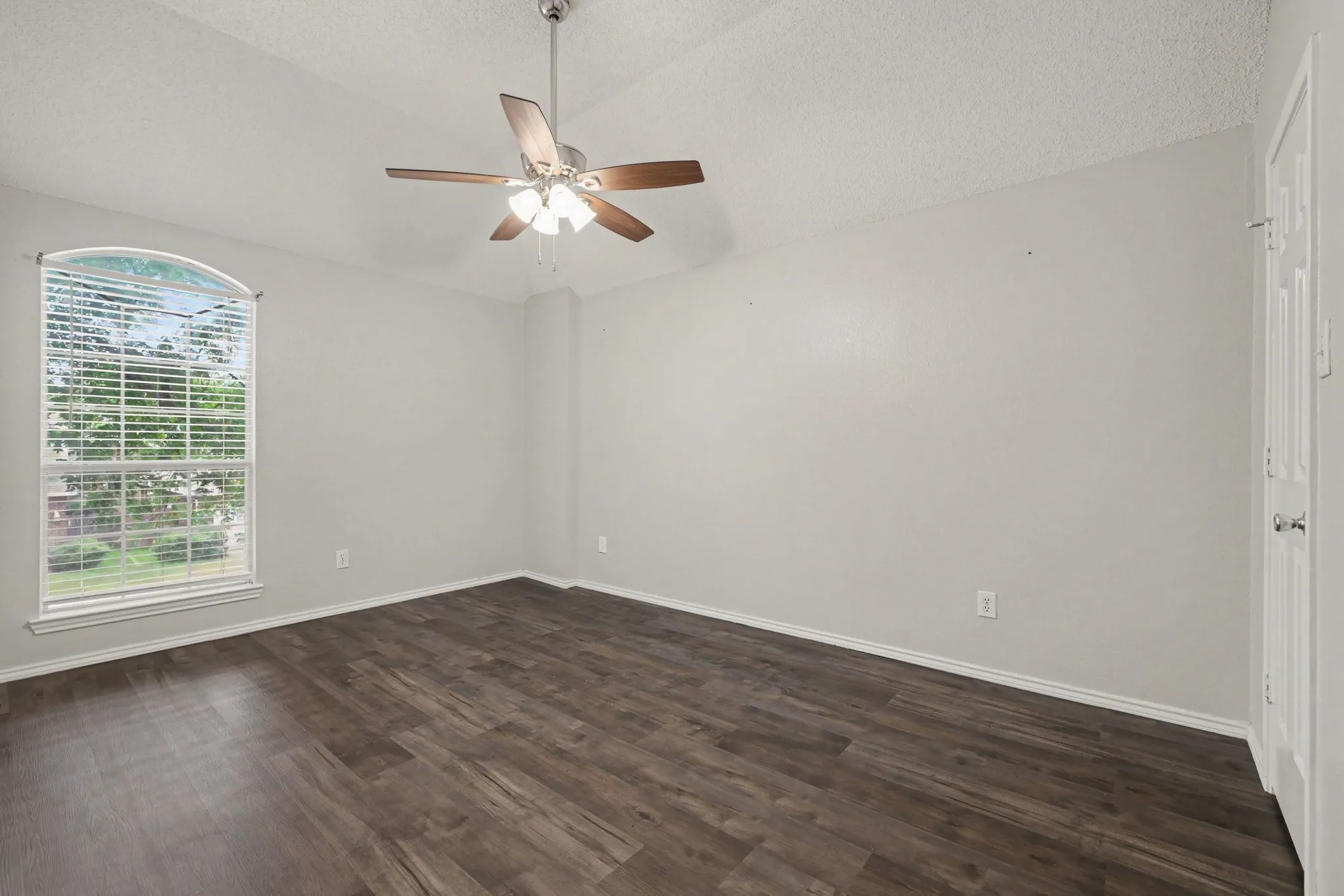 Single Family Residence For Sale in Collin County , 6705 Ashglen Place, Plano, Texas 75023, 4 Bedroom, 4 Bathroom, 2 Garage spaces, 2,314 Sqft, built in 1991, mls#21324831, Real Estate Agent in Plano, Homes For Sale in Collin county, Homes For Sale in Plano, Realtor in Plano Texas, Real Estate Brokerage Independent Realty Texas, Luminita Cordes Realtor