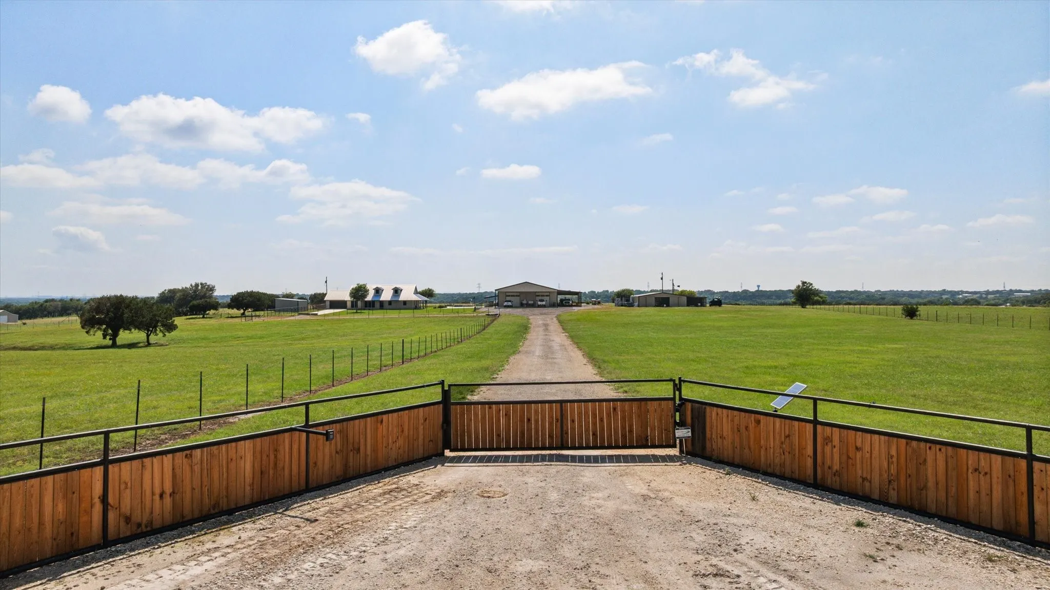 Single Family Residence For Sale in Hood County , 7000 Massey Road, Granbury, Texas 76049, 3 Bedroom, 2 Bathroom, 2 Garage spaces, 1,991 Sqft, built in 1999, mls#21323485, Real Estate Agent in Granbury, Homes For Sale in Hood county, Homes For Sale in Granbury, Realtor in Granbury Texas, Real Estate Brokerage Independent Realty Texas, Luminita Cordes Realtor