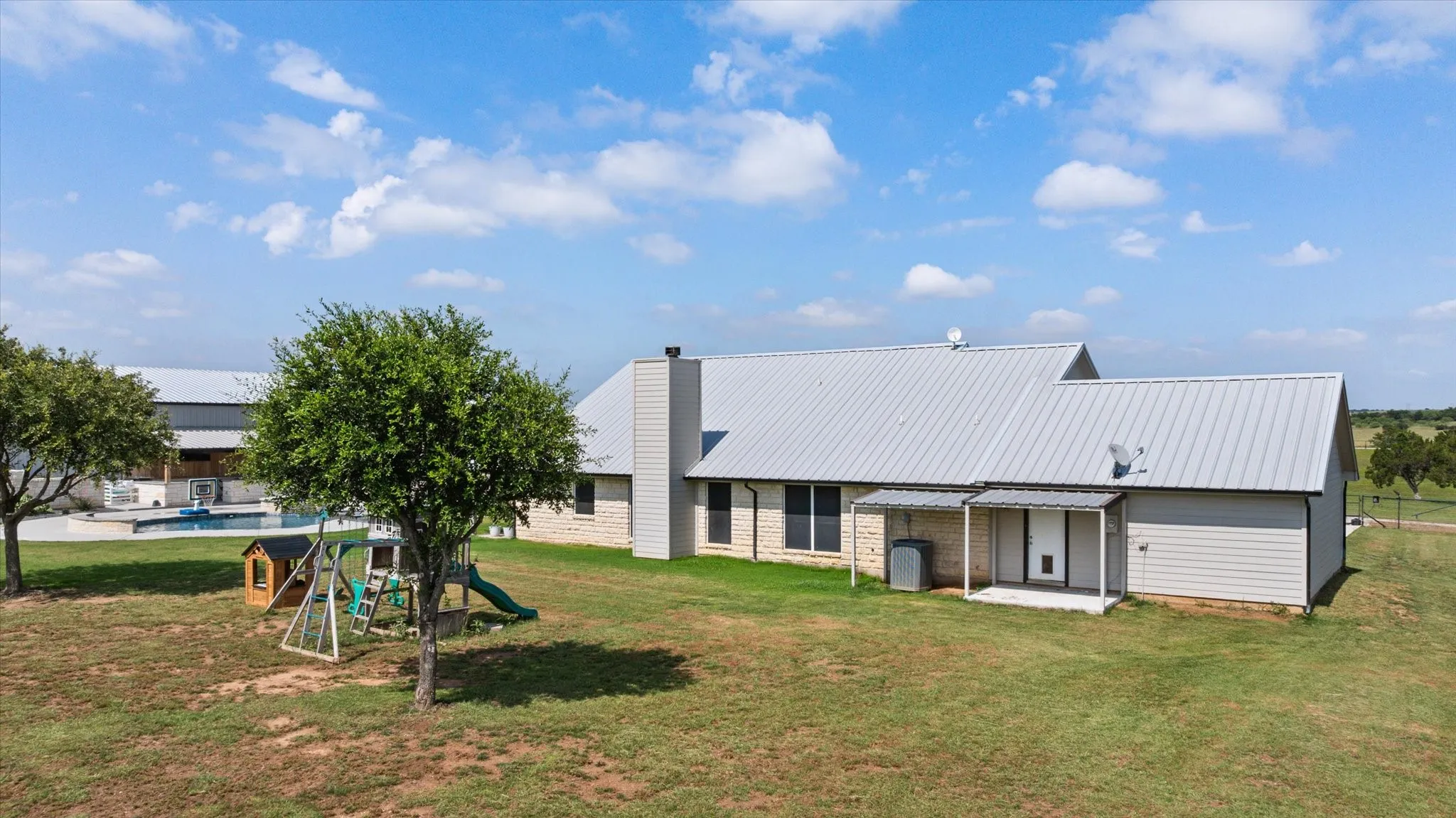 Single Family Residence For Sale in Hood County , 7000 Massey Road, Granbury, Texas 76049, 3 Bedroom, 2 Bathroom, 2 Garage spaces, 1,991 Sqft, built in 1999, mls#21323485, Real Estate Agent in Granbury, Homes For Sale in Hood county, Homes For Sale in Granbury, Realtor in Granbury Texas, Real Estate Brokerage Independent Realty Texas, Luminita Cordes Realtor
