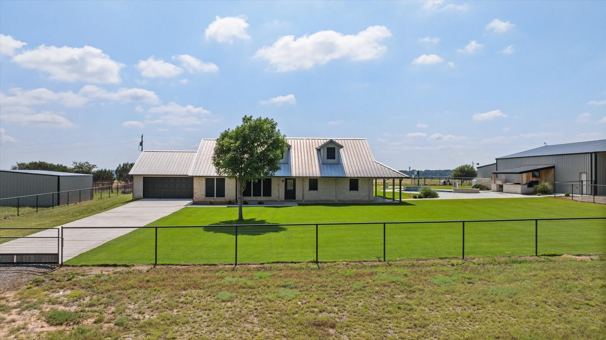 Single Family Residence For Sale in Hood County , 7000 Massey Road, Granbury, Texas 76049, 3 Bedroom, 2 Bathroom, 2 Garage spaces, 1,991 Sqft, built in 1999, mls#21323485, Real Estate Agent in Granbury, Homes For Sale in Hood county, Homes For Sale in Granbury, Realtor in Granbury Texas, Real Estate Brokerage Independent Realty Texas, Luminita Cordes Realtor