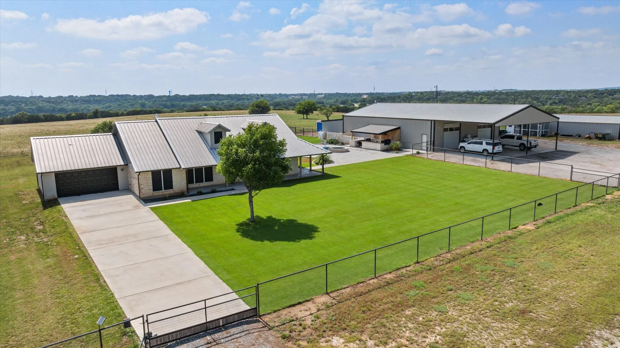 Single Family Residence For Sale in Hood County , 7000 Massey Road, Granbury, Texas 76049, 3 Bedroom, 2 Bathroom, 2 Garage spaces, 1,991 Sqft, built in 1999, mls#21323485, Real Estate Agent in Granbury, Homes For Sale in Hood county, Homes For Sale in Granbury, Realtor in Granbury Texas, Real Estate Brokerage Independent Realty Texas, Luminita Cordes Realtor