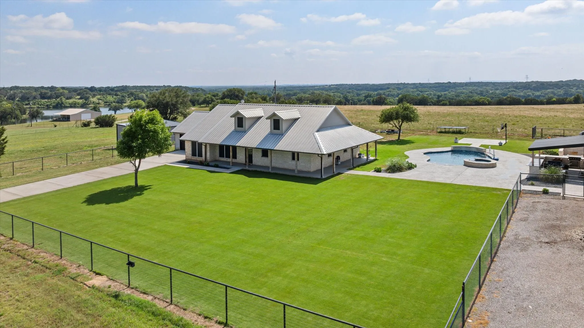 Single Family Residence For Sale in Hood County , 7000 Massey Road, Granbury, Texas 76049, 3 Bedroom, 2 Bathroom, 2 Garage spaces, 1,991 Sqft, built in 1999, mls#21323485, Real Estate Agent in Granbury, Homes For Sale in Hood county, Homes For Sale in Granbury, Realtor in Granbury Texas, Real Estate Brokerage Independent Realty Texas, Luminita Cordes Realtor