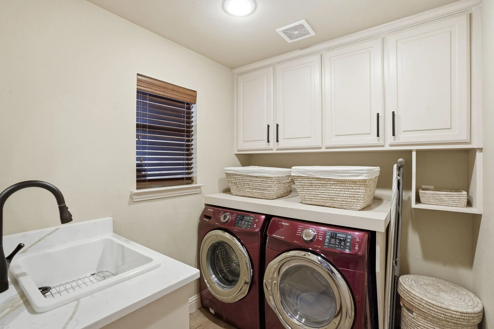 Single Family Residence For Sale in Tarrant County , 700 Briar Ridge Drive, Keller, Texas 76248, 4 Bedroom, 4 Bathroom, 3 Garage spaces, 3,906 Sqft, built in 2006, mls#21317249, Real Estate Agent in Keller, Homes For Sale in Tarrant county, Homes For Sale in Keller, Realtor in Keller Texas, Real Estate Brokerage Independent Realty Texas, Luminita Cordes Realtor