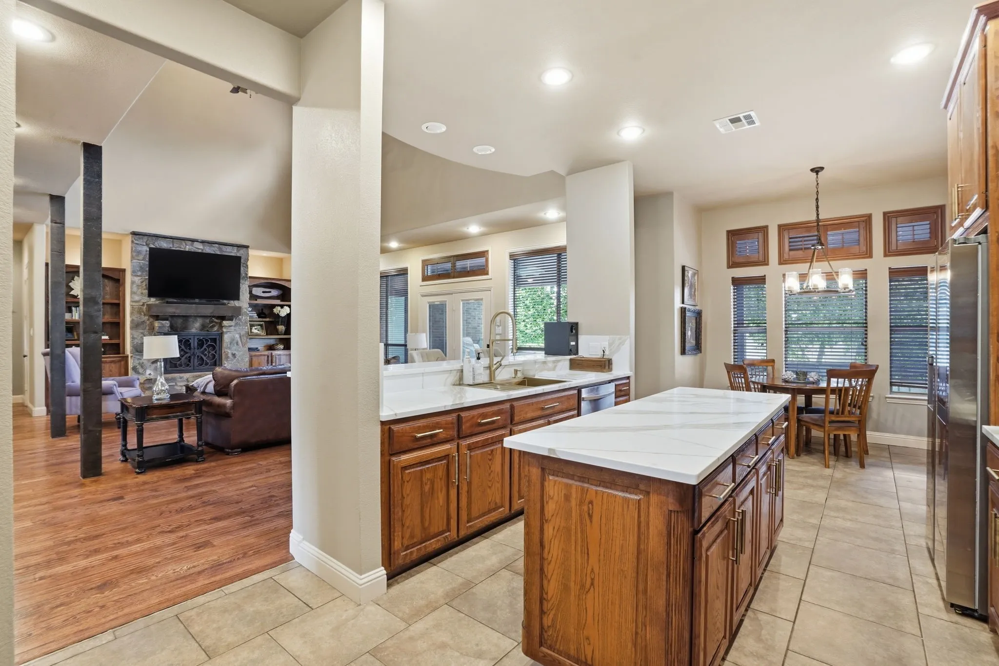 Single Family Residence For Sale in Tarrant County , 700 Briar Ridge Drive, Keller, Texas 76248, 4 Bedroom, 4 Bathroom, 3 Garage spaces, 3,906 Sqft, built in 2006, mls#21317249, Real Estate Agent in Keller, Homes For Sale in Tarrant county, Homes For Sale in Keller, Realtor in Keller Texas, Real Estate Brokerage Independent Realty Texas, Luminita Cordes Realtor