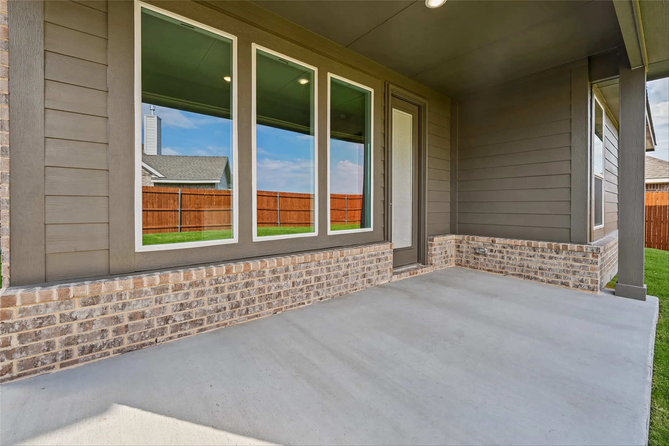 Covered patio featuring a concrete surface