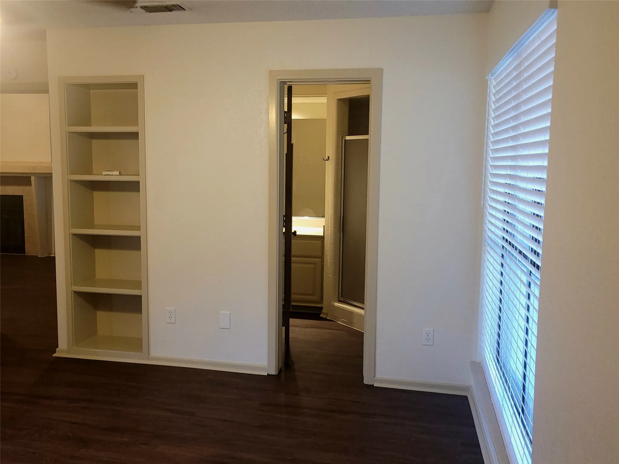 Duplex For Rent in Tarrant County , 341 DOGWOOD Drive, Grapevine, Texas 76051, 2 Bedroom, 2 Bathroom, 2 Garage spaces, 1,450 Sqft, built in 1984, mls#21326204, Real Estate Agent in Grapevine, Homes For Rent in Tarrant county, Homes For Rent in Grapevine, Realtor in Grapevine Texas, Real Estate Brokerage Independent Realty Texas, Luminita Cordes Realtor