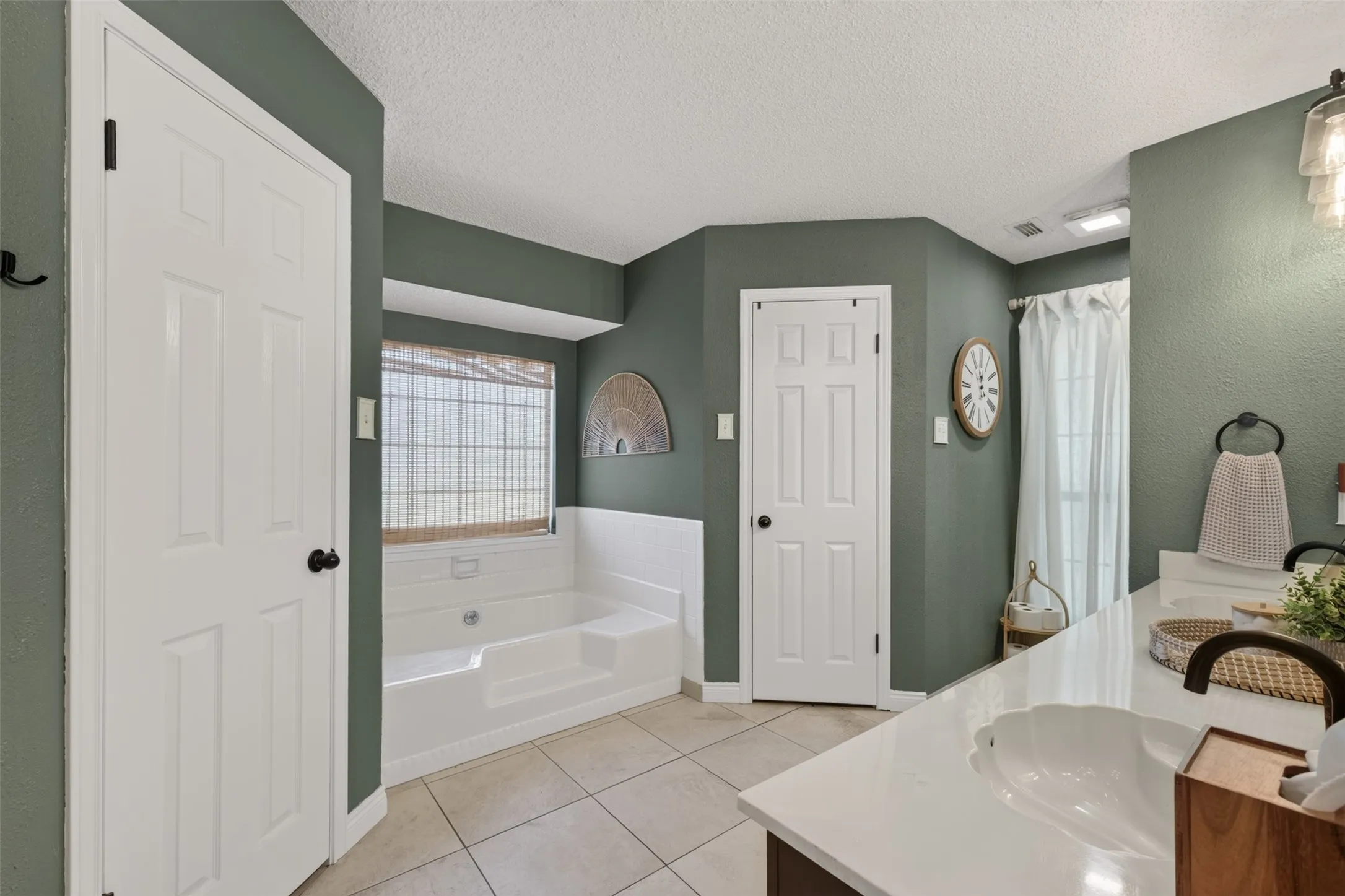Single Family Residence For Sale in Callahan County , 1705 Alamo Court, Clyde, Texas 79510, 5 Bedroom, 2 Bathroom, Garage spaces, 2,257 Sqft, built in 1992, mls#21317490, Real Estate Agent in Clyde, Homes For Sale in Callahan county, Homes For Sale in Clyde, Realtor in Clyde Texas, Real Estate Brokerage Independent Realty Texas, Luminita Cordes Realtor