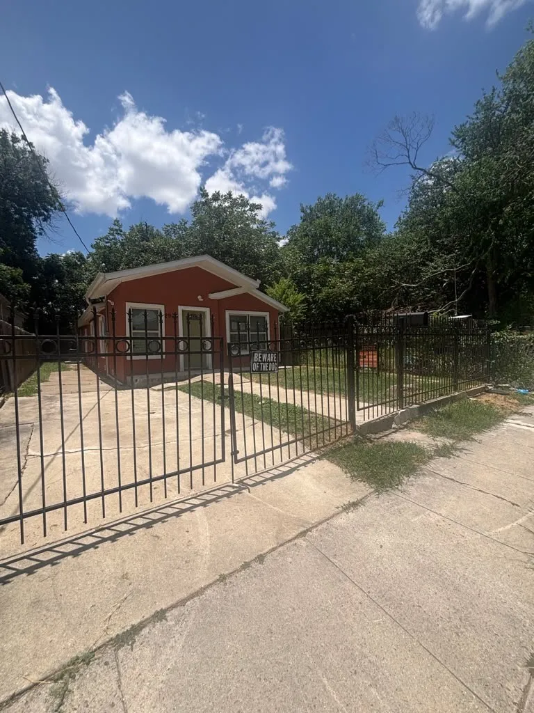 Single Family Residence For Sale in Bexar County , 2926 Tampico Street, San Antonio, Texas 78207, 3 Bedroom, 2 Bathroom, Garage spaces, 1,230 Sqft, built in 1947, mls#21326260, Real Estate Agent in San Antonio, Homes For Sale in Bexar county, Homes For Sale in San Antonio, Realtor in San Antonio Texas, Real Estate Brokerage Independent Realty Texas, Luminita Cordes Realtor