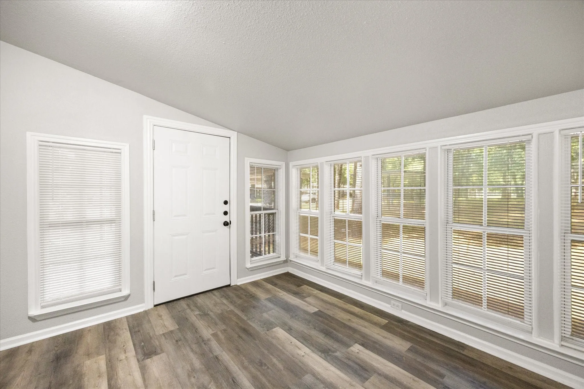 Front entrance 4617 Lyndi Ln