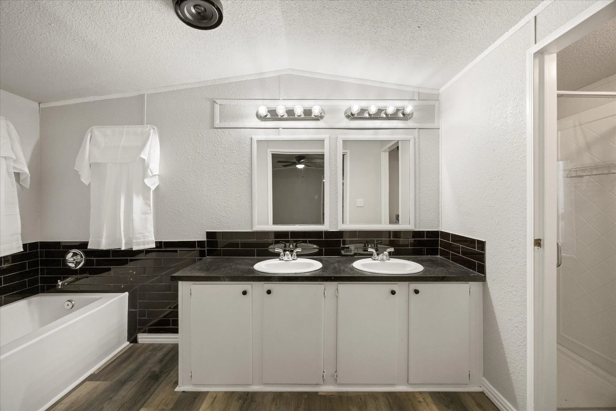 Ensuite Bathroom 4617 Lyndi Ln
Granbury, TX  76049