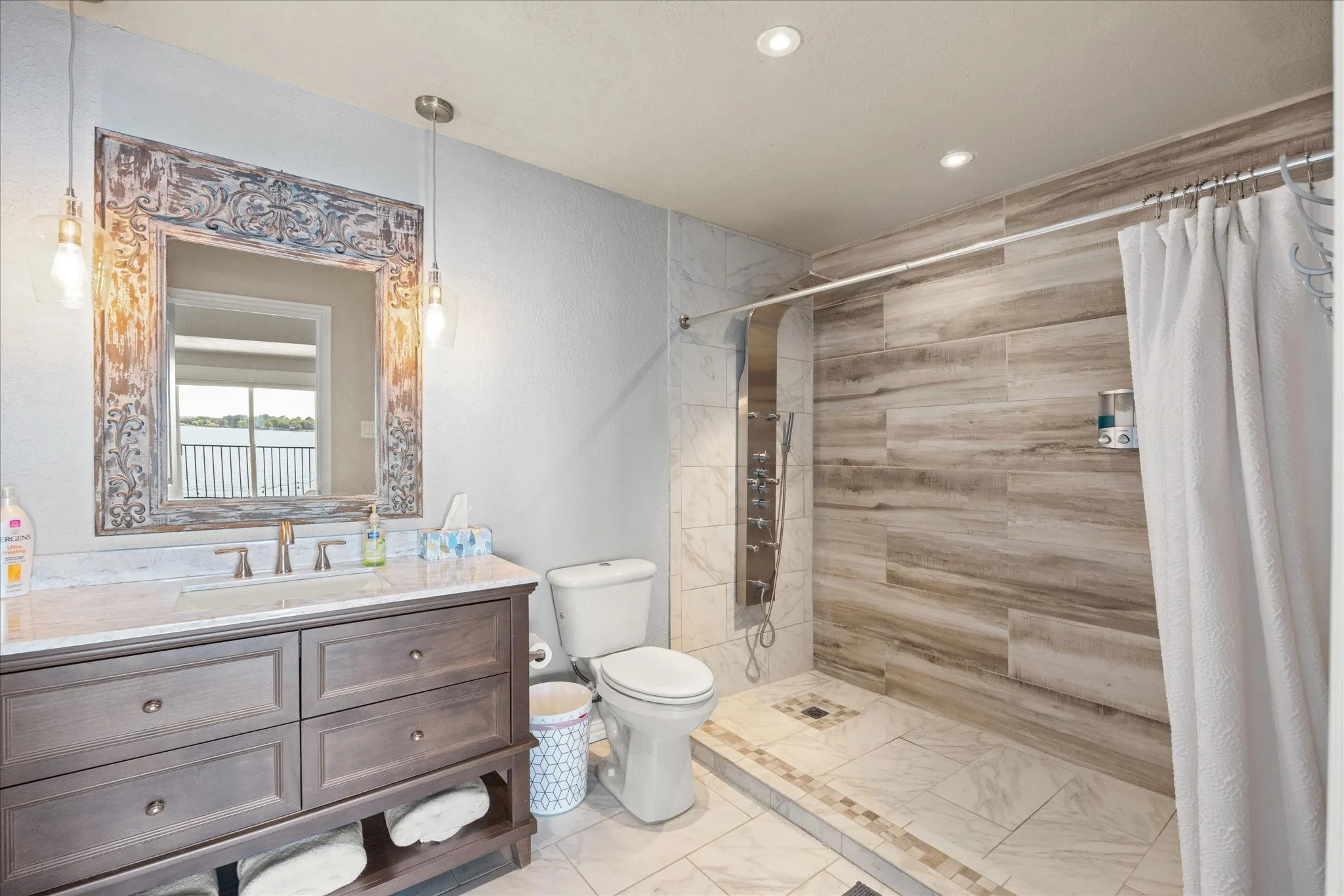 Single Family Residence For Sale in Hood County , 6418 Carol Court, Granbury, Texas 76048, 2 Bedroom, 2 Bathroom, Garage spaces, 1,224 Sqft, built in 1981, mls#21326254, Real Estate Agent in Granbury, Homes For Sale in Hood county, Homes For Sale in Granbury, Realtor in Granbury Texas, Real Estate Brokerage Independent Realty Texas, Luminita Cordes Realtor