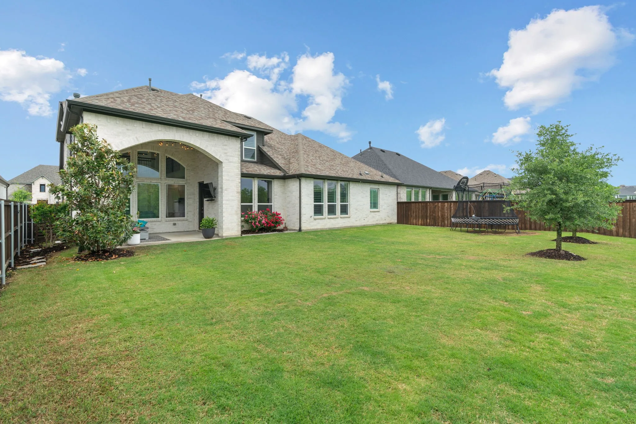 Rare oversized backyard!!