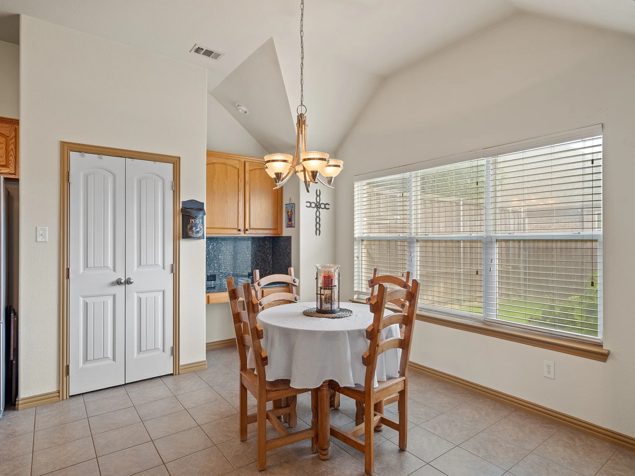 Single Family Residence For Sale in Hunt County , 1009 Ethan Drive, Greenville, Texas 75402, 4 Bedroom, 3 Bathroom, 3 Garage spaces, 2,410 Sqft, built in 2008, mls#21324873, Real Estate Agent in Greenville, Homes For Sale in Hunt county, Homes For Sale in Greenville, Realtor in Greenville Texas, Real Estate Brokerage Independent Realty Texas, Luminita Cordes Realtor