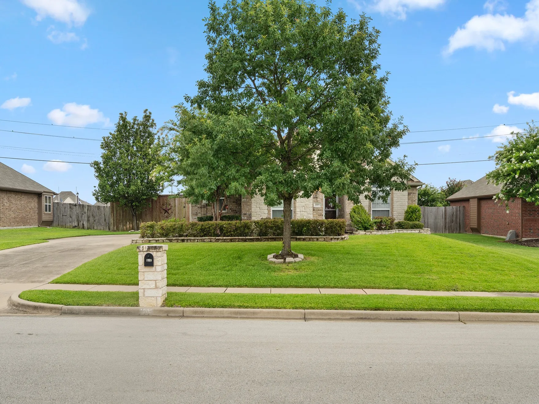 Single Family Residence For Sale in Hunt County , 1009 Ethan Drive, Greenville, Texas 75402, 4 Bedroom, 3 Bathroom, 3 Garage spaces, 2,410 Sqft, built in 2008, mls#21324873, Real Estate Agent in Greenville, Homes For Sale in Hunt county, Homes For Sale in Greenville, Realtor in Greenville Texas, Real Estate Brokerage Independent Realty Texas, Luminita Cordes Realtor